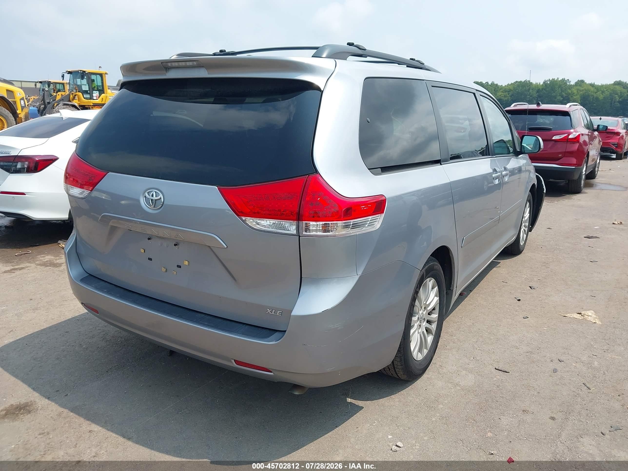 2012 Toyota Sienna Xle V6 8 Passenger Silver vin: 5TDYK3DCXCS184660