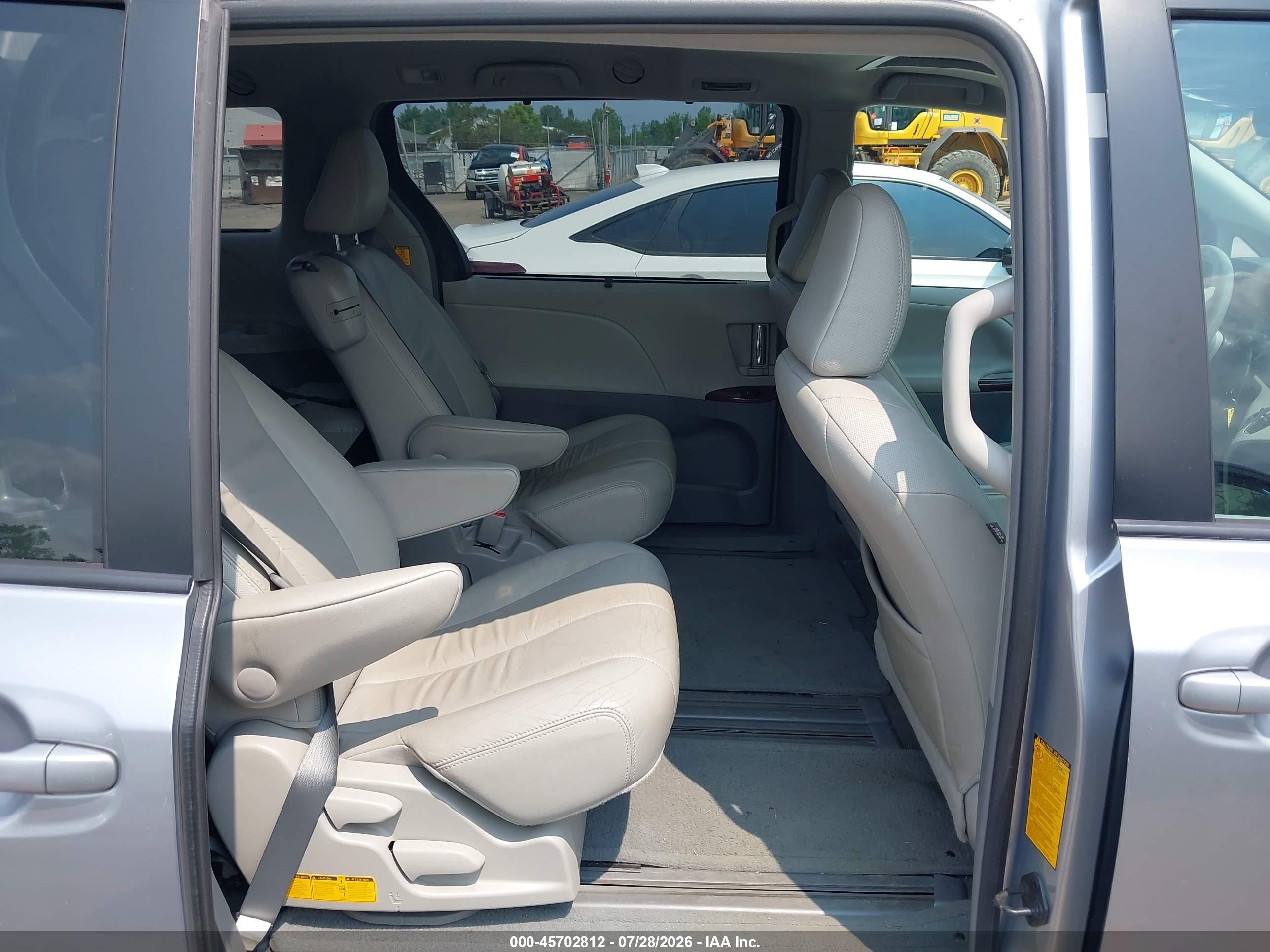 2012 Toyota Sienna Xle V6 8 Passenger Silver vin: 5TDYK3DCXCS184660