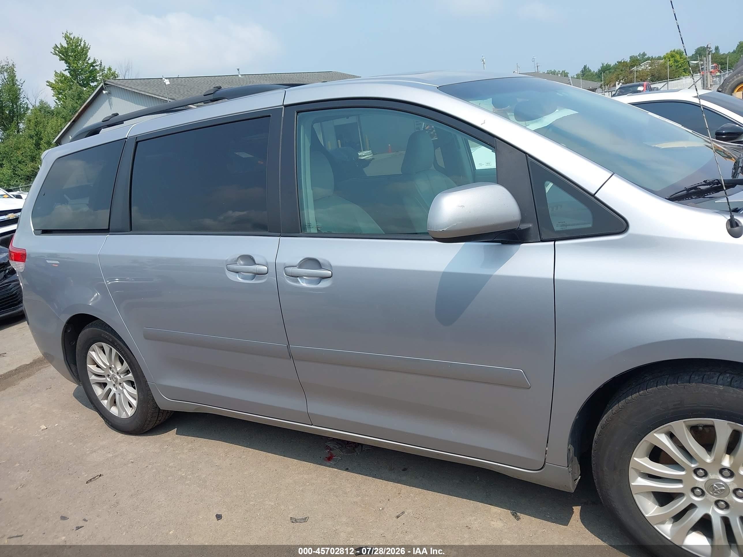 2012 Toyota Sienna Xle V6 8 Passenger Silver vin: 5TDYK3DCXCS184660