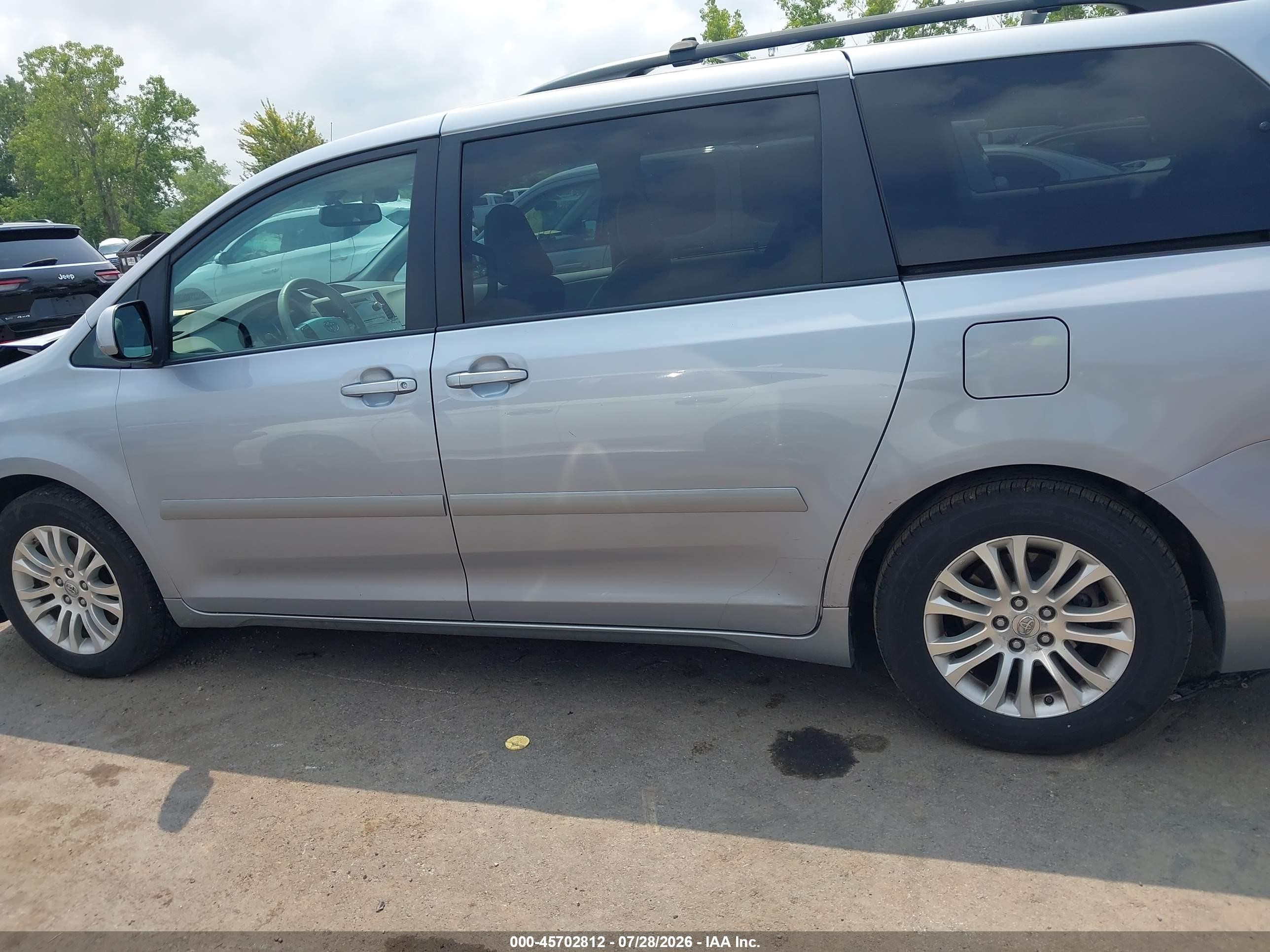 2012 Toyota Sienna Xle V6 8 Passenger Silver vin: 5TDYK3DCXCS184660