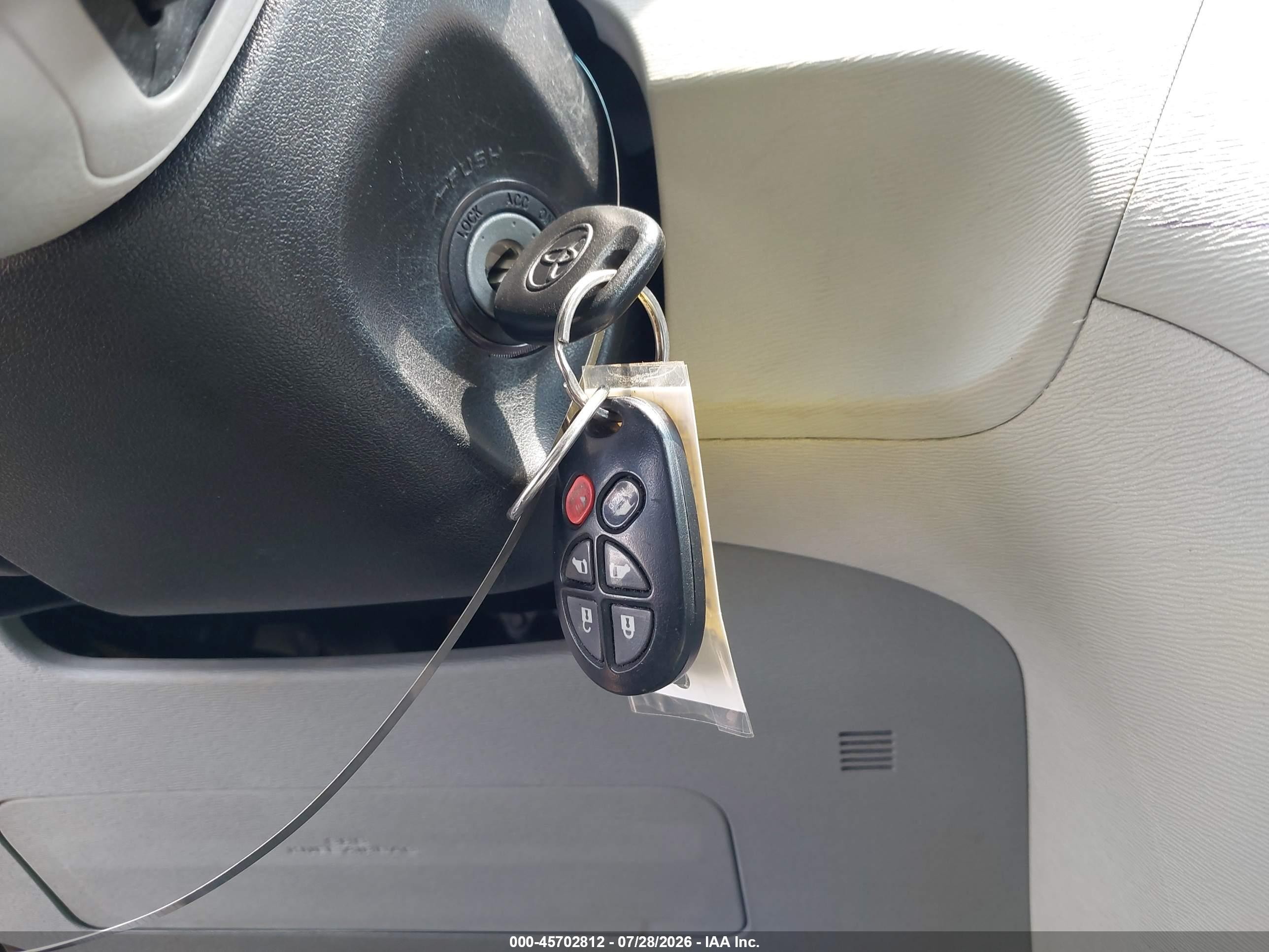 2012 Toyota Sienna Xle V6 8 Passenger Silver vin: 5TDYK3DCXCS184660