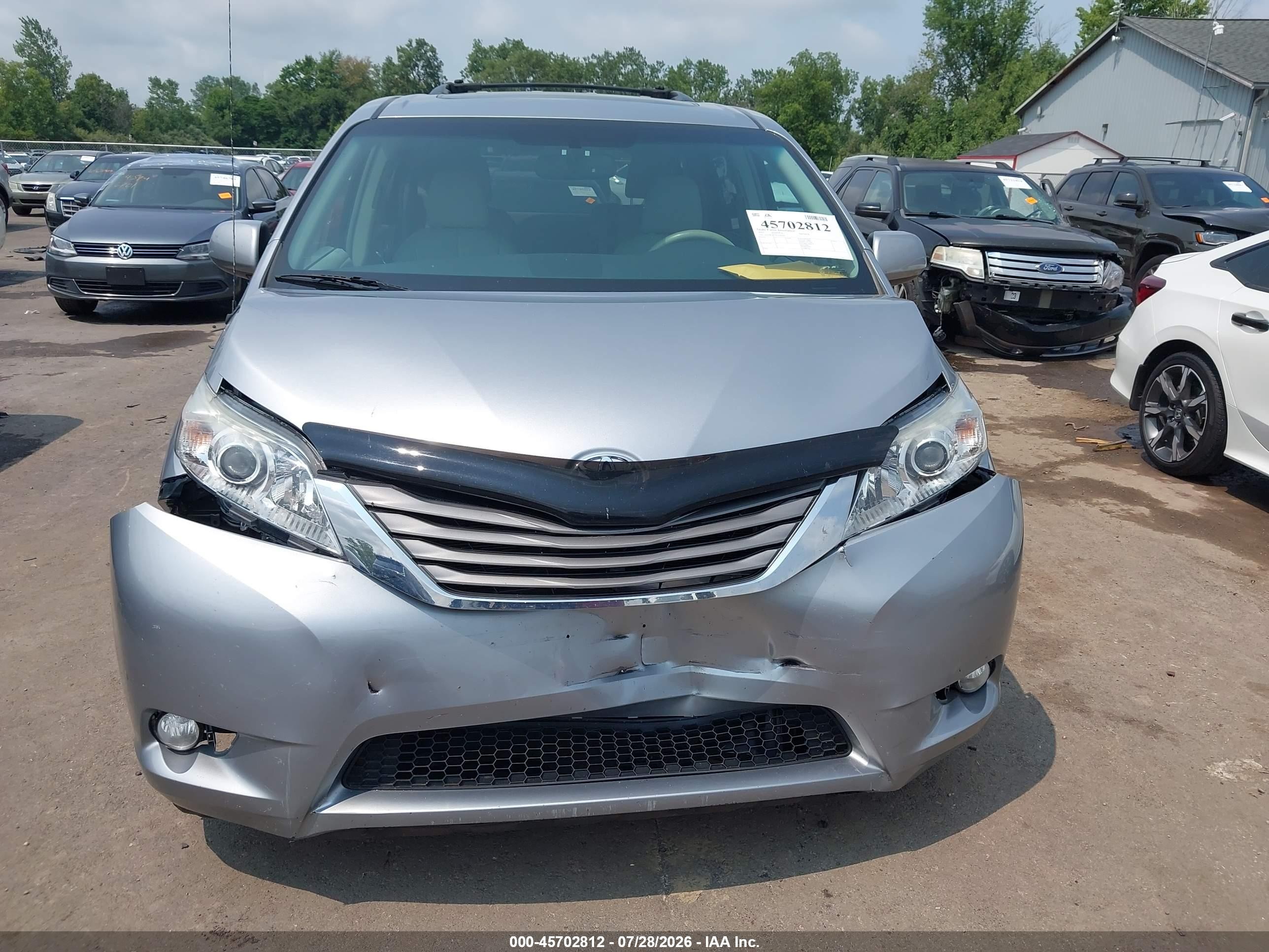 2012 Toyota Sienna Xle V6 8 Passenger Silver vin: 5TDYK3DCXCS184660
