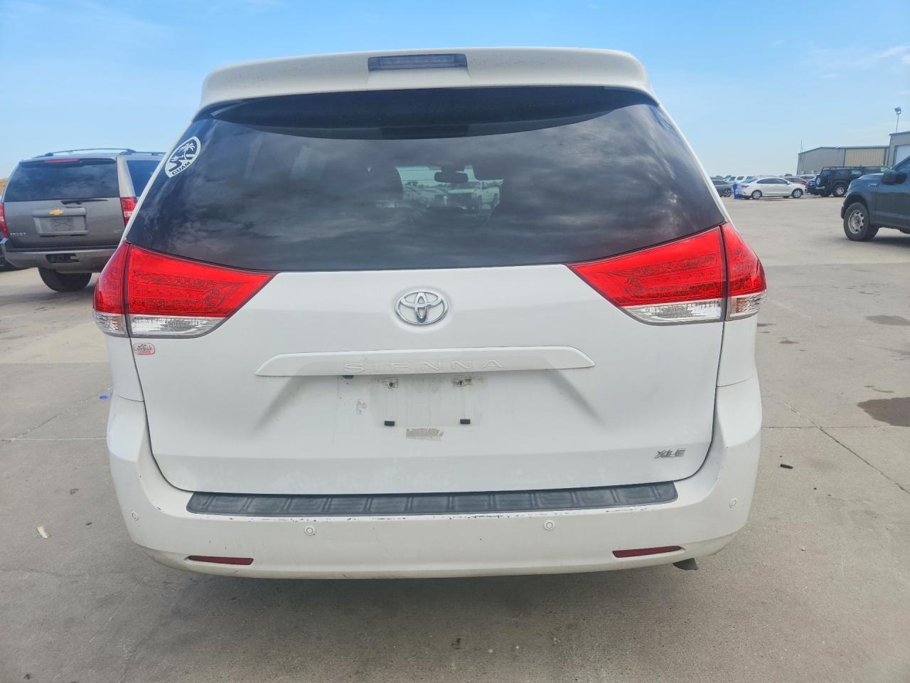 2012 Toyota Sienna Xle 8-passenger White vin: 5TDYK3DCXCS208424