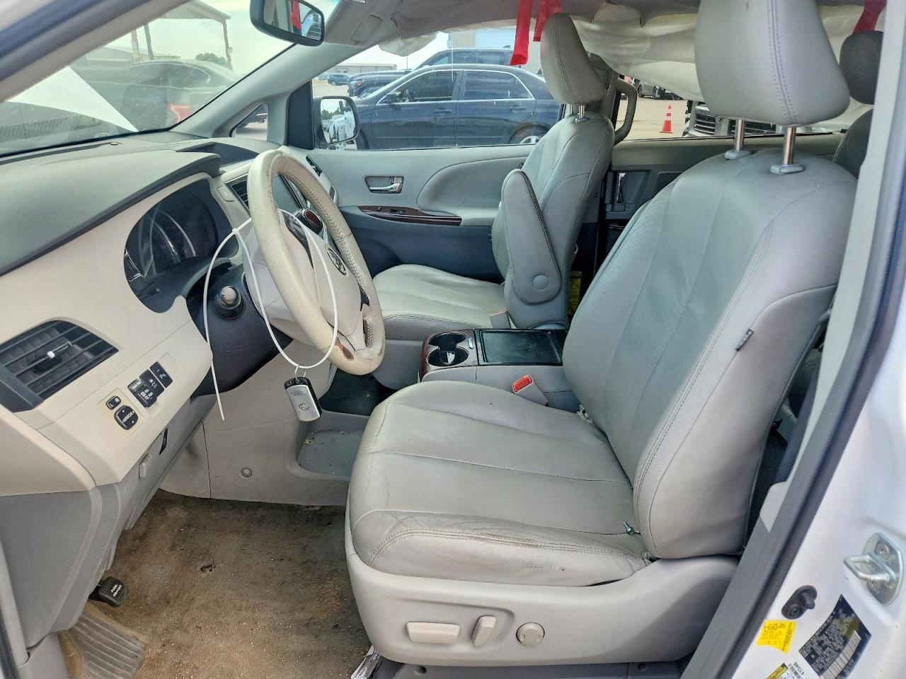 2012 Toyota Sienna Xle 8-passenger White vin: 5TDYK3DCXCS208424
