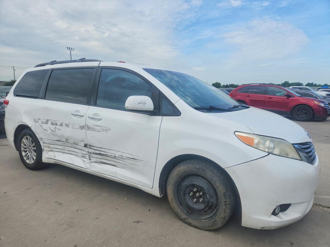 2012 Toyota Sienna Xle 8-passenger White vin: 5TDYK3DCXCS208424