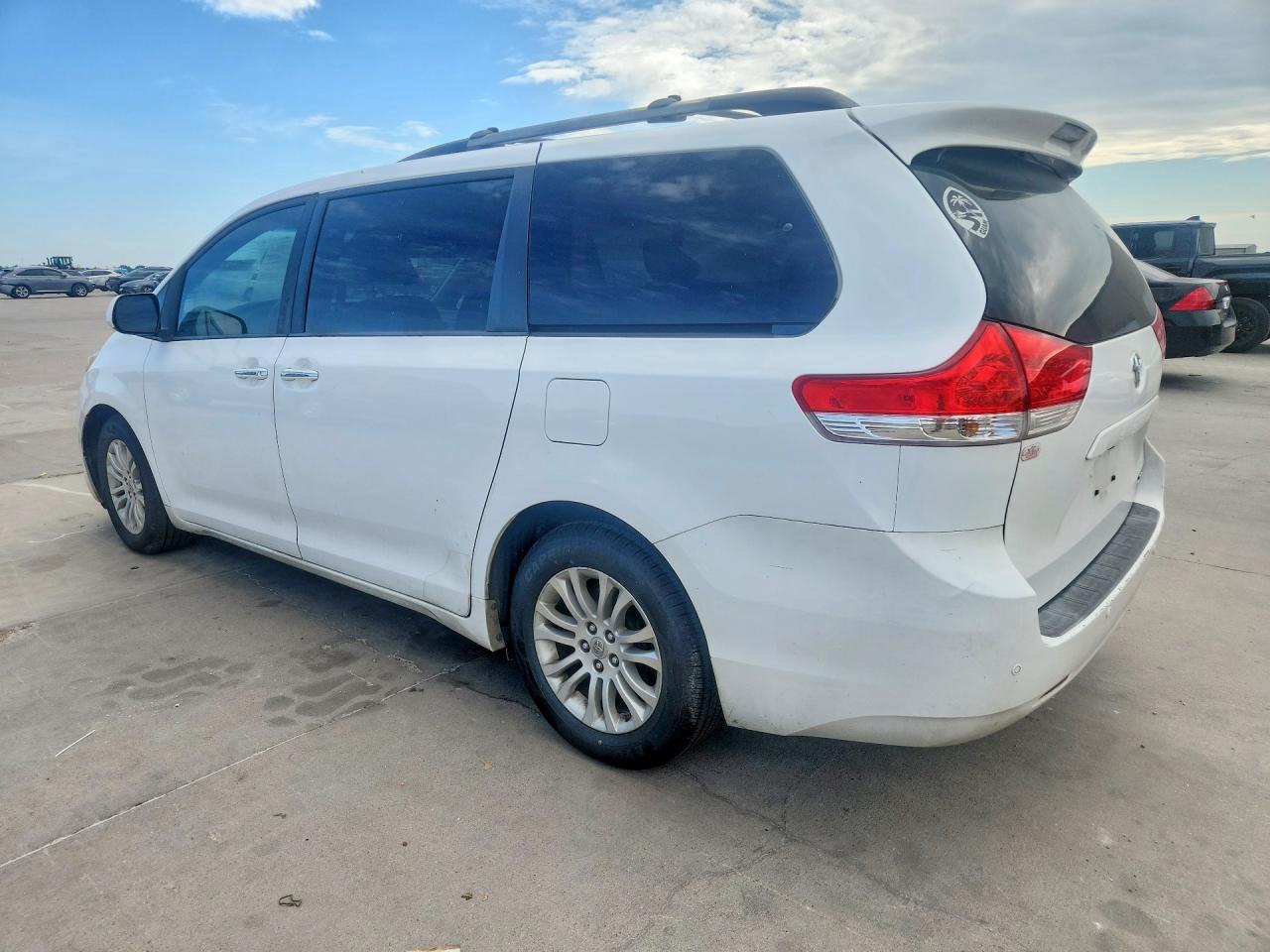 2012 Toyota Sienna Xle 8-passenger White vin: 5TDYK3DCXCS208424