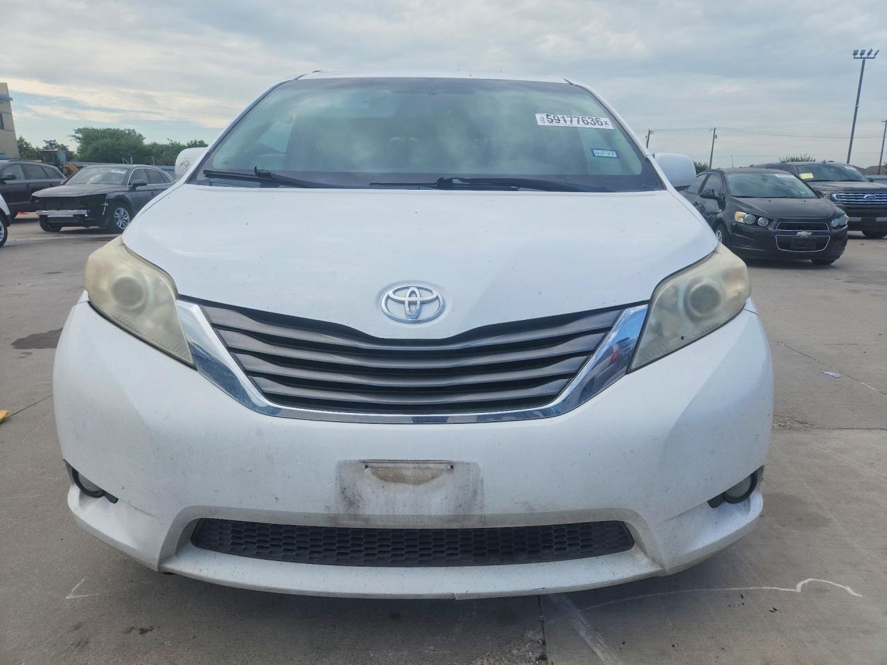 2012 Toyota Sienna Xle 8-passenger White vin: 5TDYK3DCXCS208424
