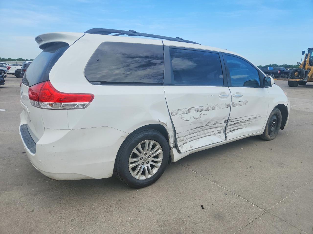 2012 Toyota Sienna Xle 8-passenger White vin: 5TDYK3DCXCS208424