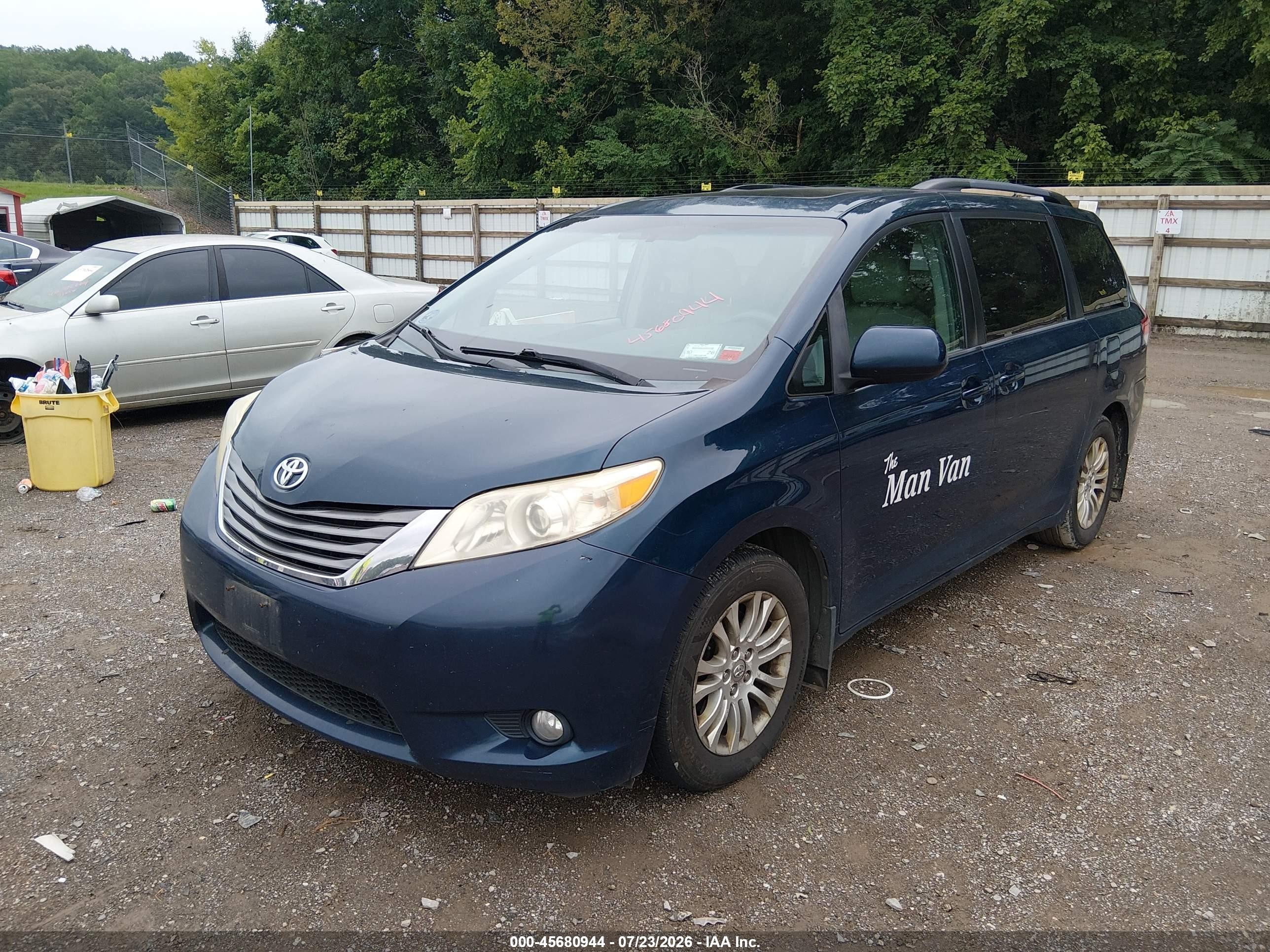 2012 Toyota Sienna Xle V6 8 Passenger Blue vin: 5TDYK3DCXCS236059