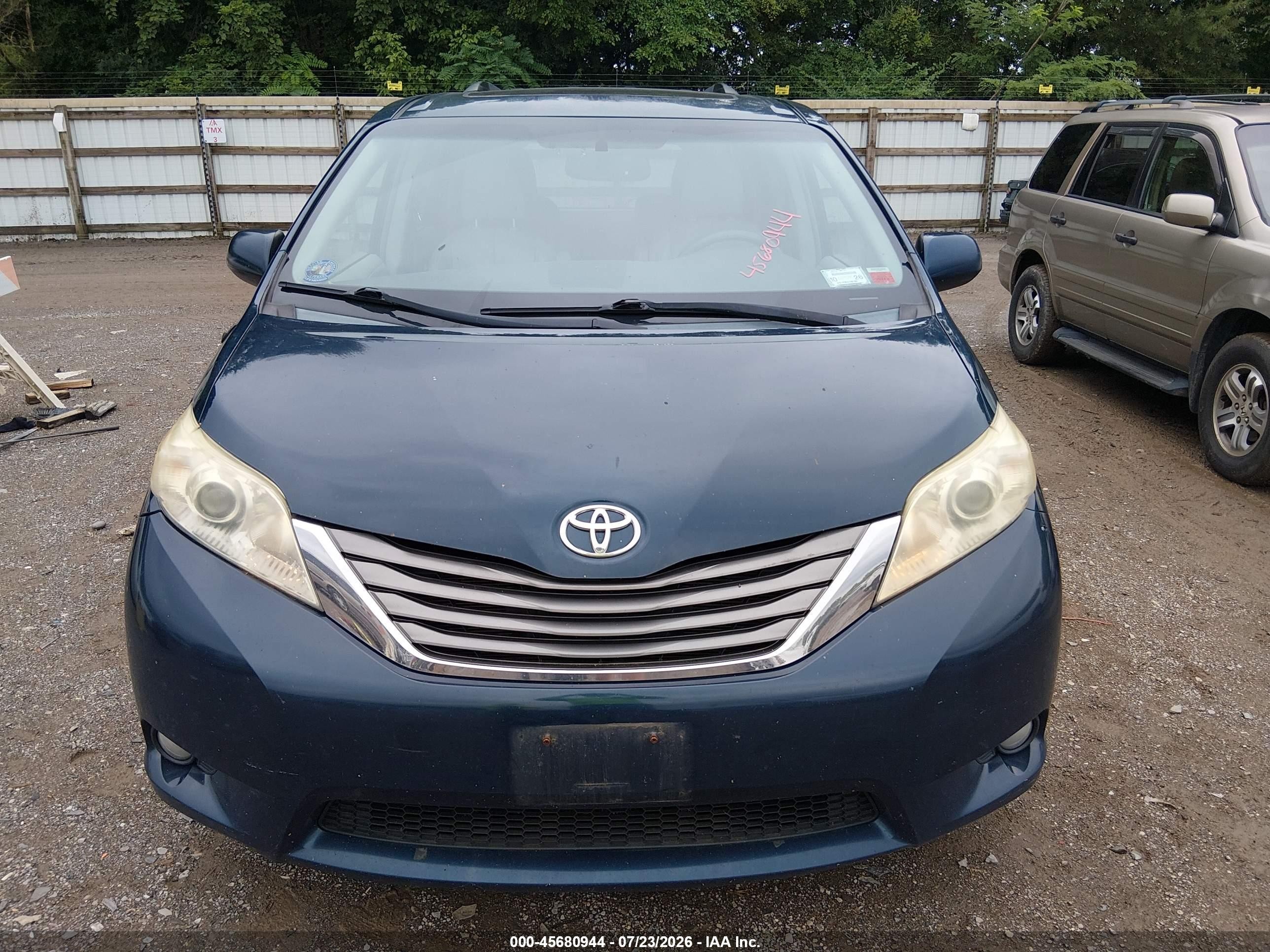 2012 Toyota Sienna Xle V6 8 Passenger Blue vin: 5TDYK3DCXCS236059