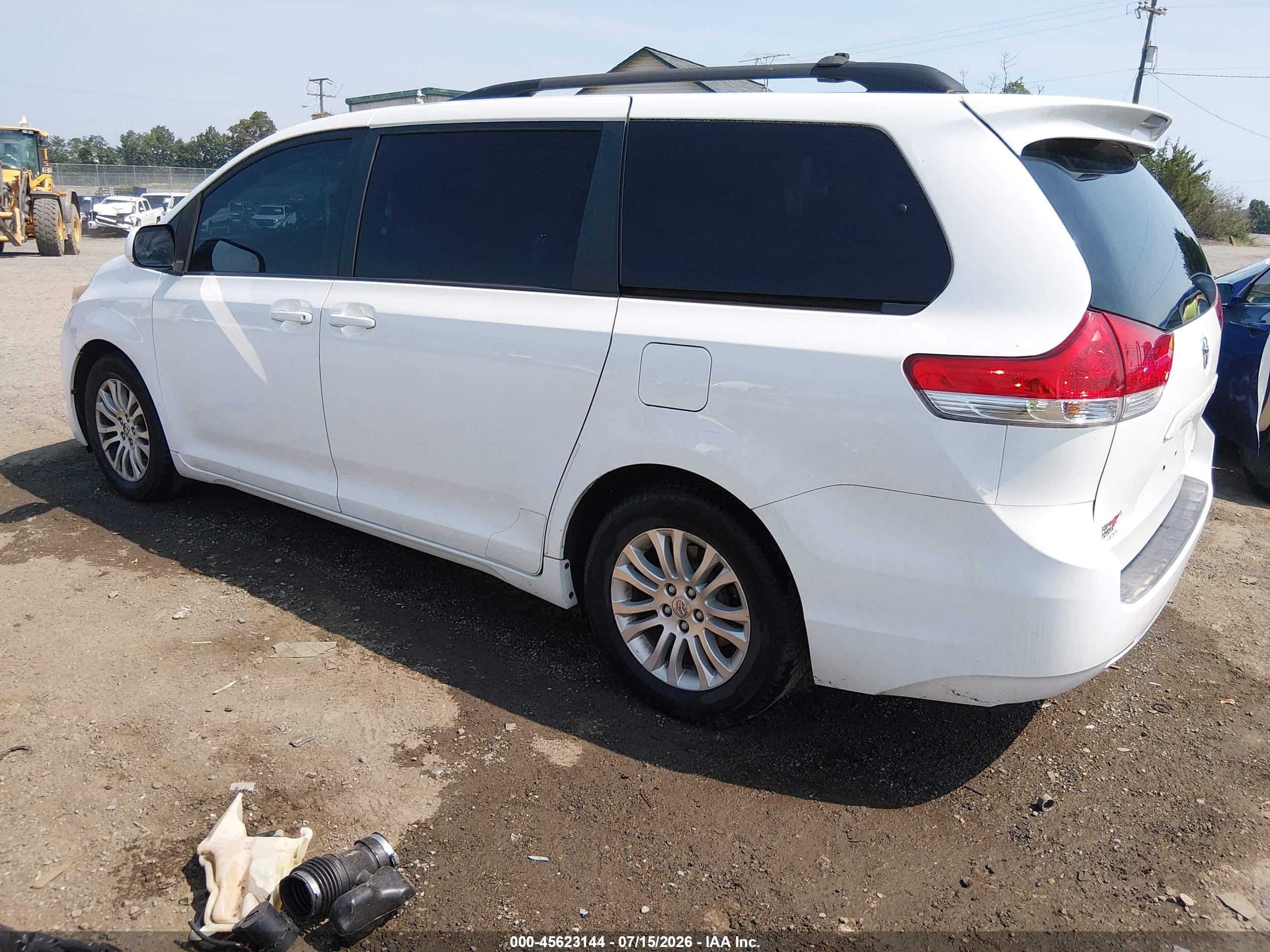 2012 Toyota Sienna Xle V6 8 Passenger White vin: 5TDYK3DCXCS245280