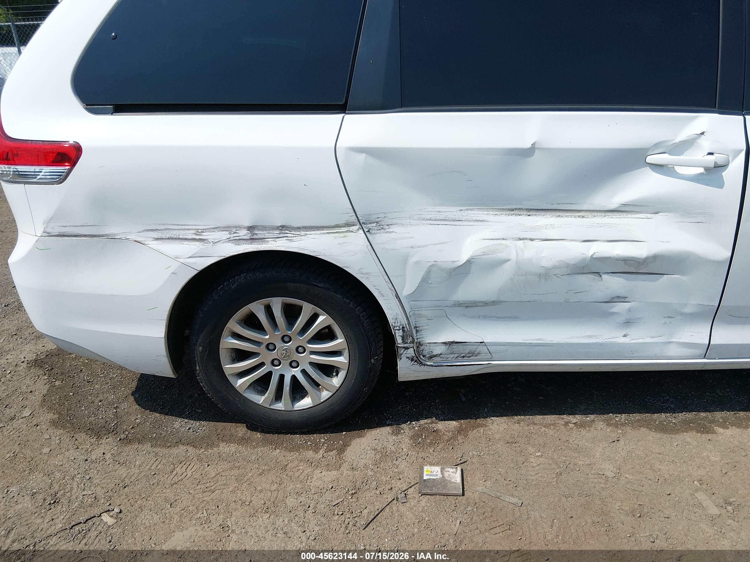 2012 Toyota Sienna Xle V6 8 Passenger White vin: 5TDYK3DCXCS245280