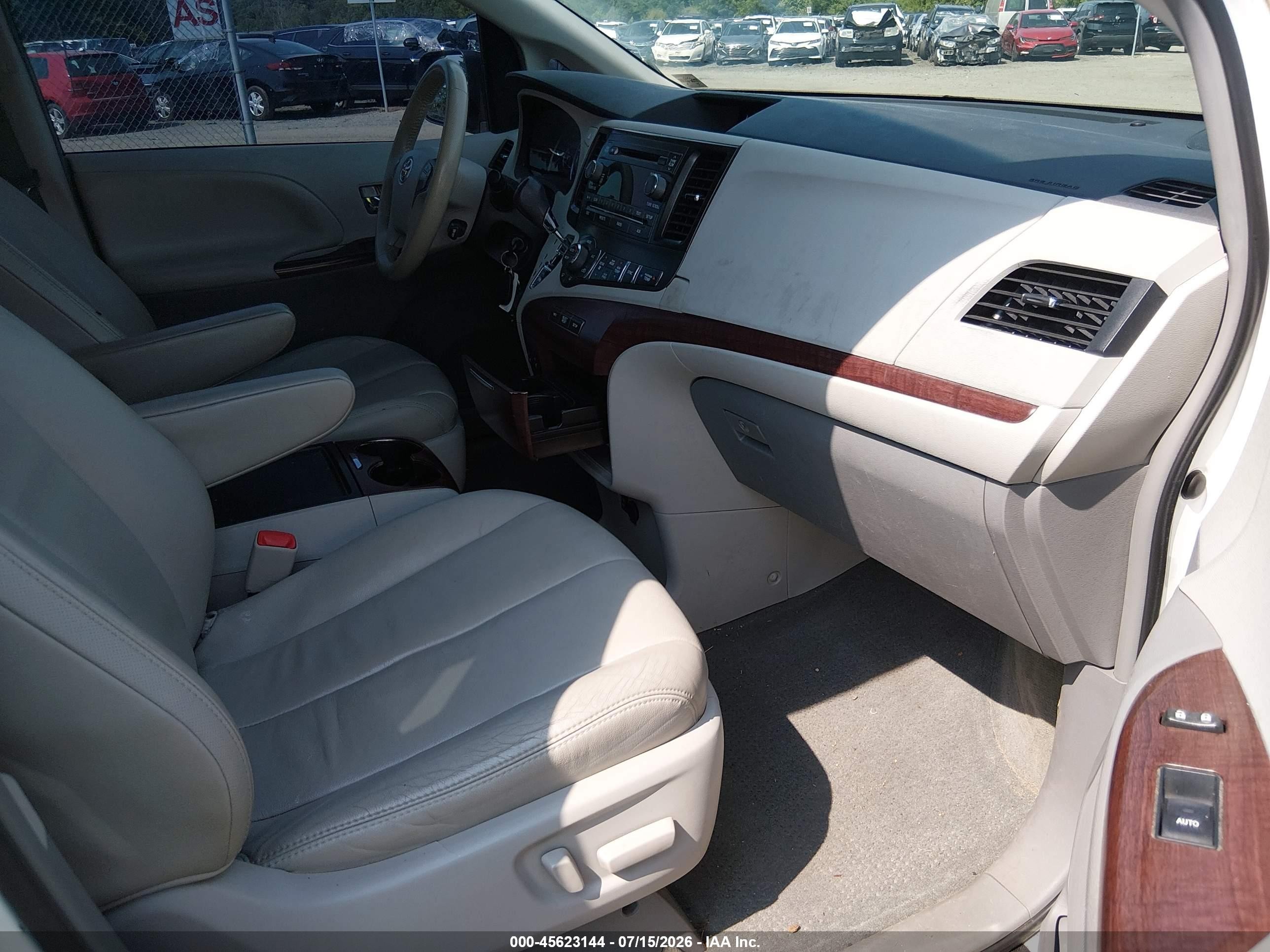 2012 Toyota Sienna Xle V6 8 Passenger White vin: 5TDYK3DCXCS245280