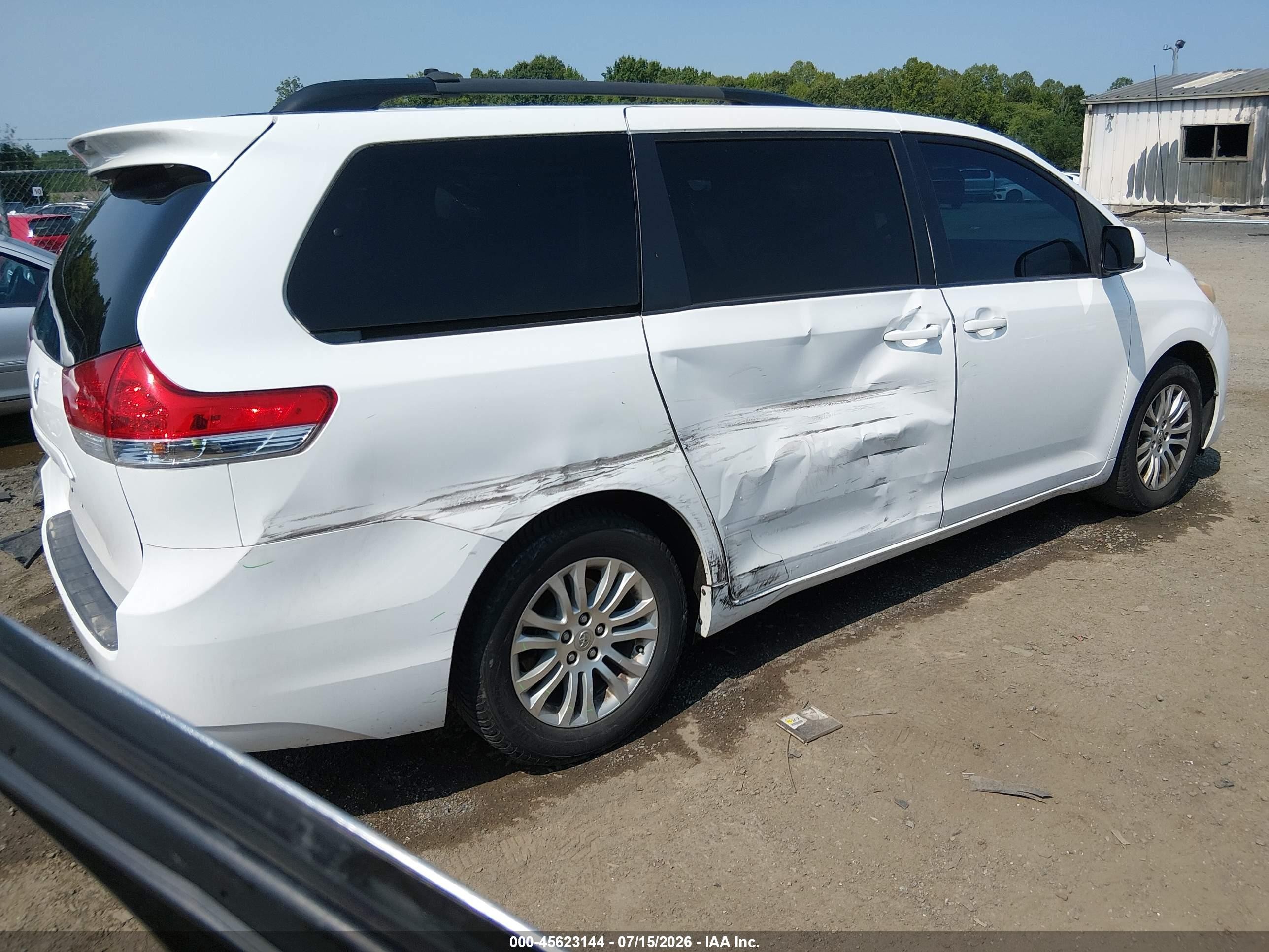 2012 Toyota Sienna Xle V6 8 Passenger White vin: 5TDYK3DCXCS245280