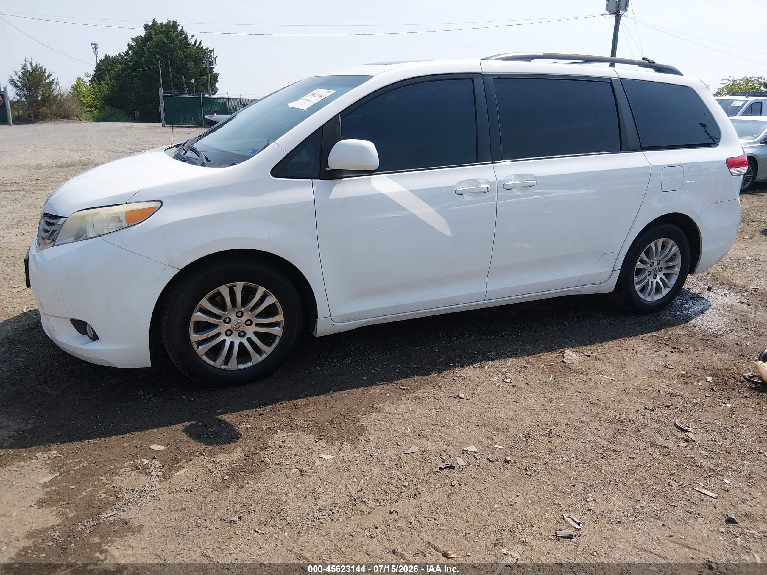 2012 Toyota Sienna Xle V6 8 Passenger White vin: 5TDYK3DCXCS245280
