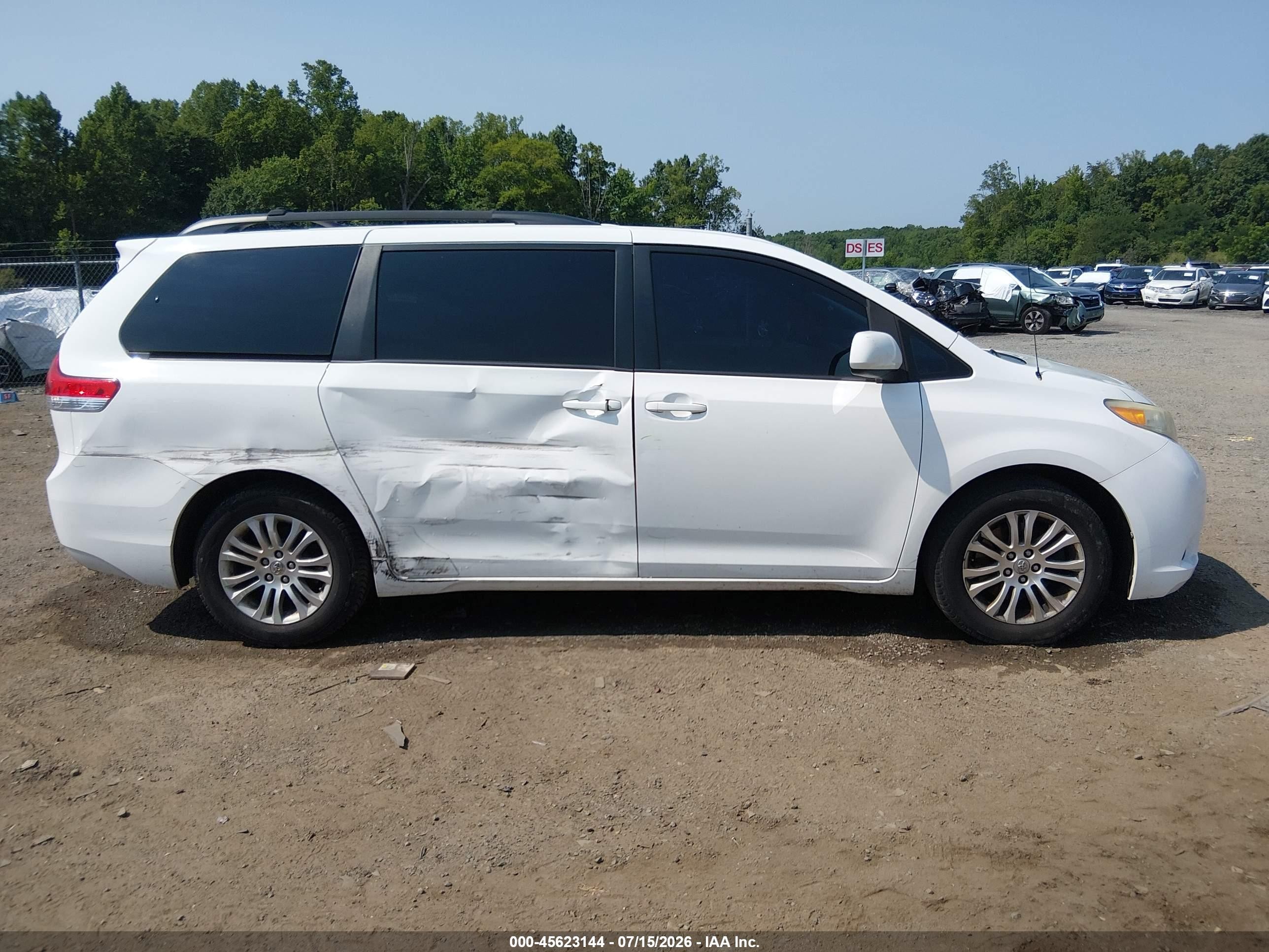 2012 Toyota Sienna Xle V6 8 Passenger White vin: 5TDYK3DCXCS245280