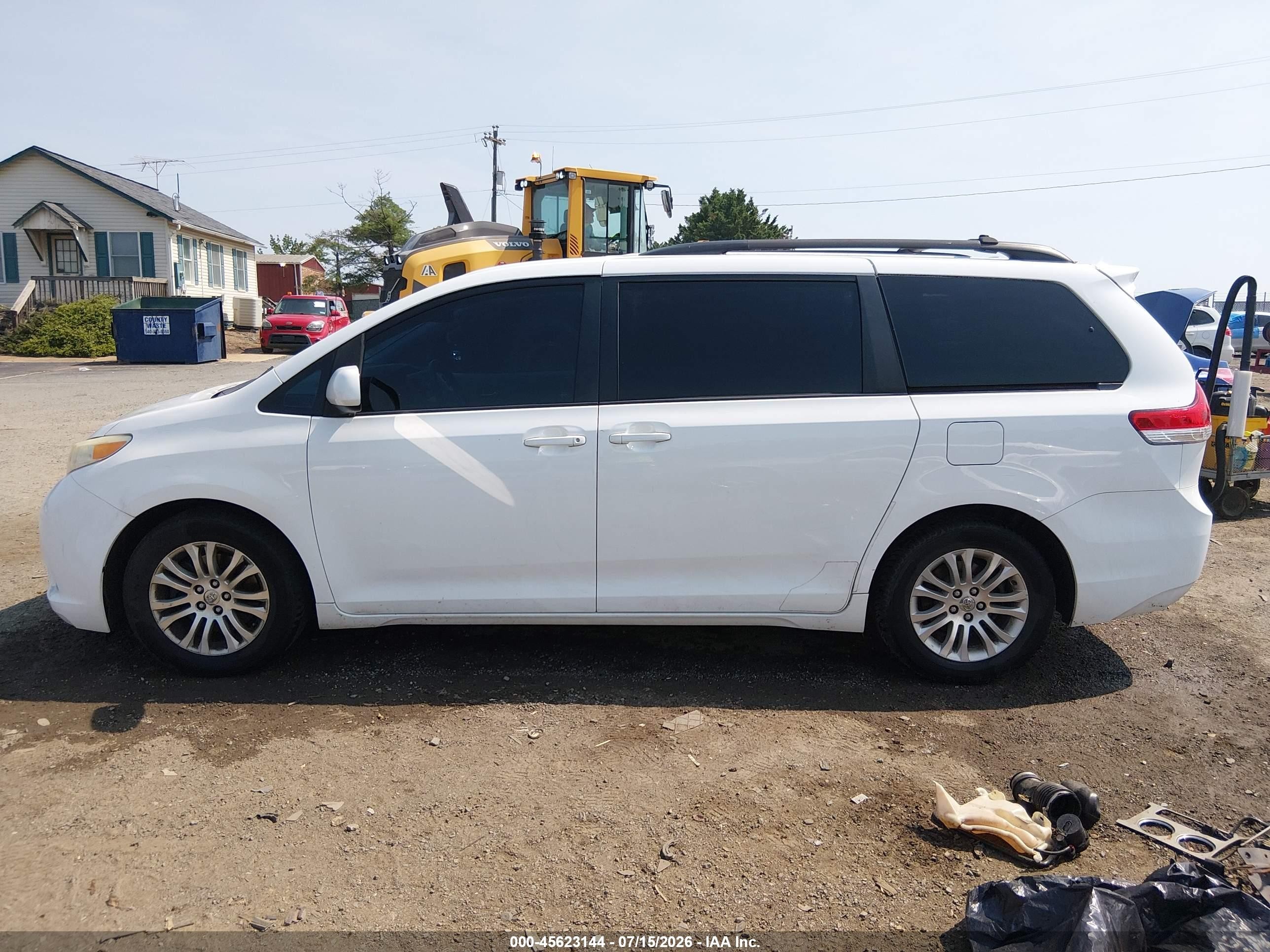 2012 Toyota Sienna Xle V6 8 Passenger White vin: 5TDYK3DCXCS245280