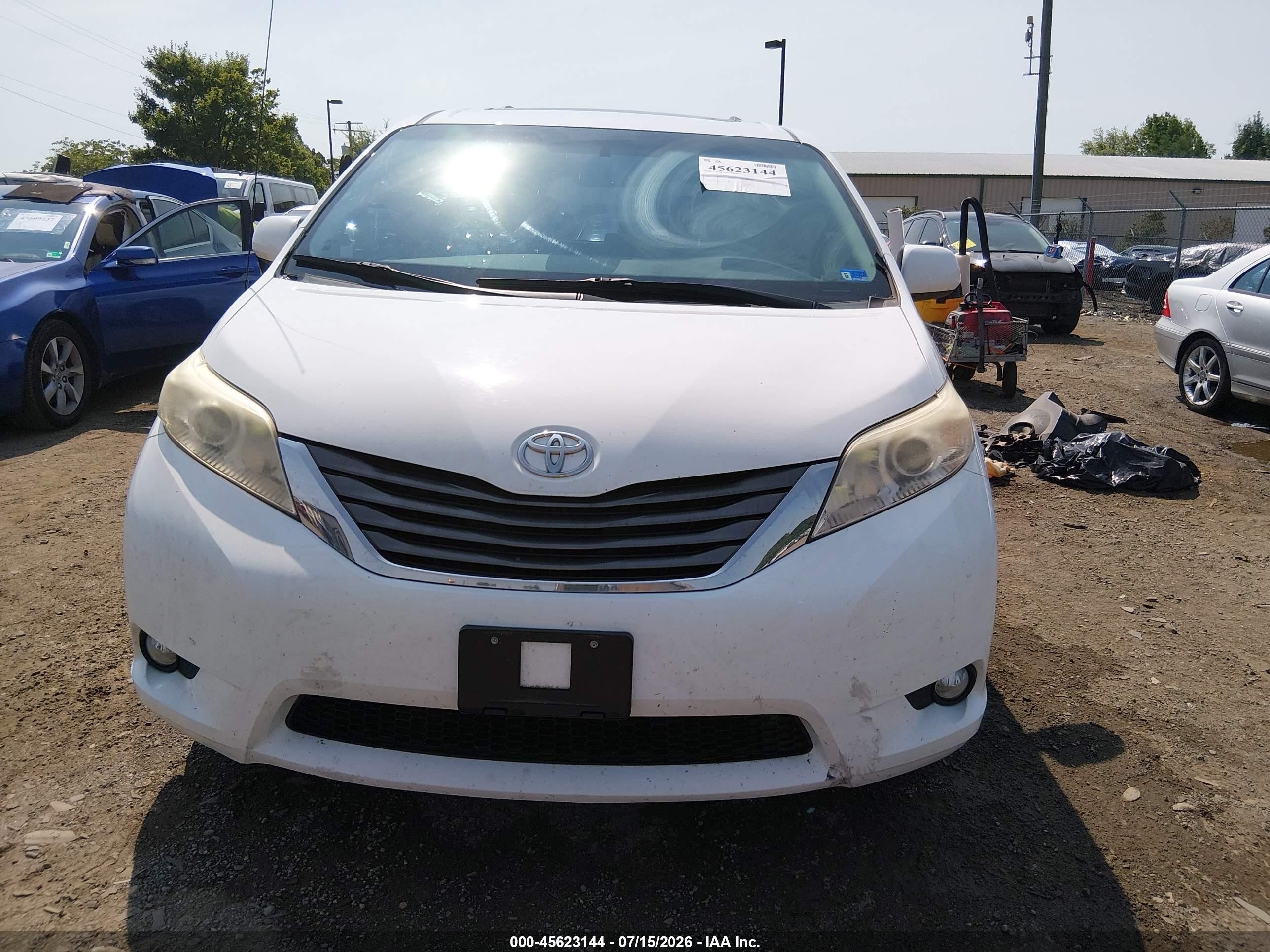 2012 Toyota Sienna Xle V6 8 Passenger White vin: 5TDYK3DCXCS245280