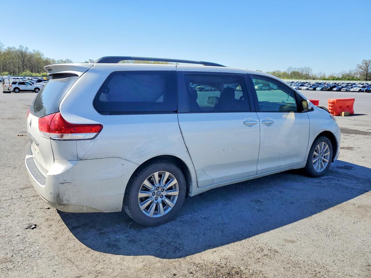 2012 Toyota Sienna Limited 7-passenger White vin: 5TDYK3DCXCS256117
