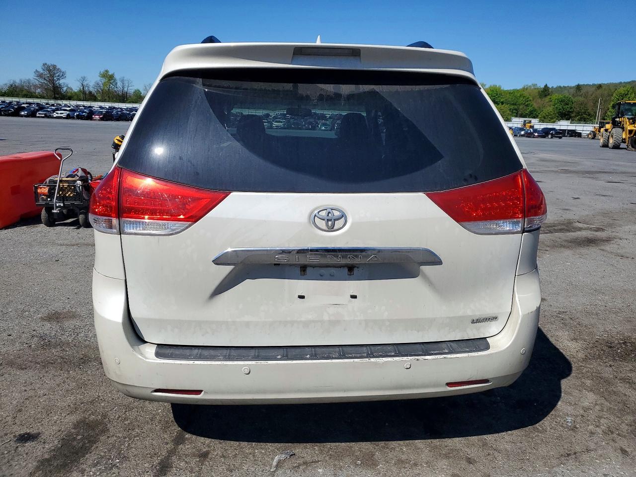 2012 Toyota Sienna Limited 7-passenger White vin: 5TDYK3DCXCS256117