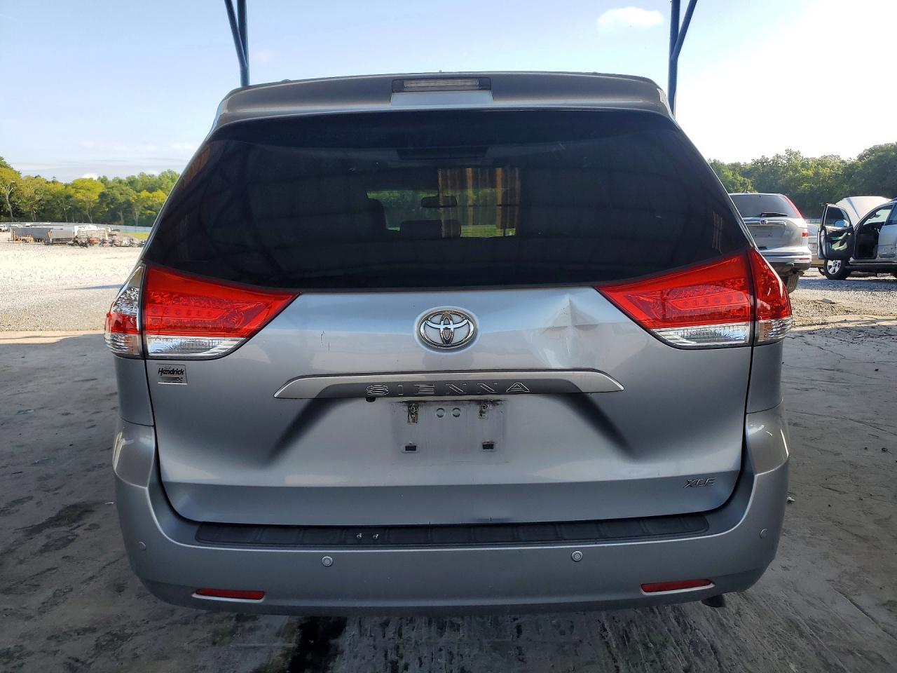 2012 Toyota Sienna Xle 8-passenger Silver vin: 5TDYK3DCXCS260801
