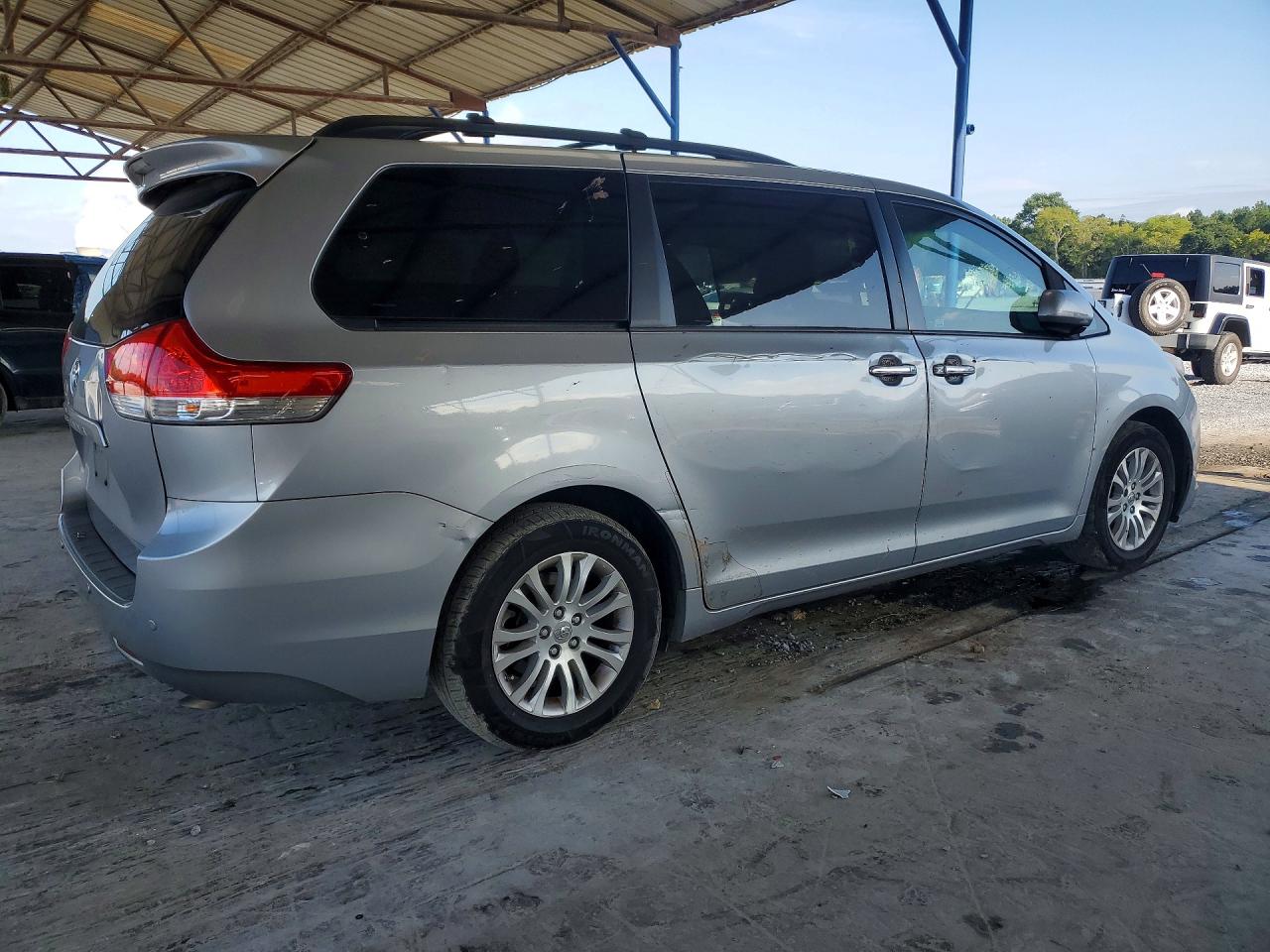 2012 Toyota Sienna Xle 8-passenger Silver vin: 5TDYK3DCXCS260801