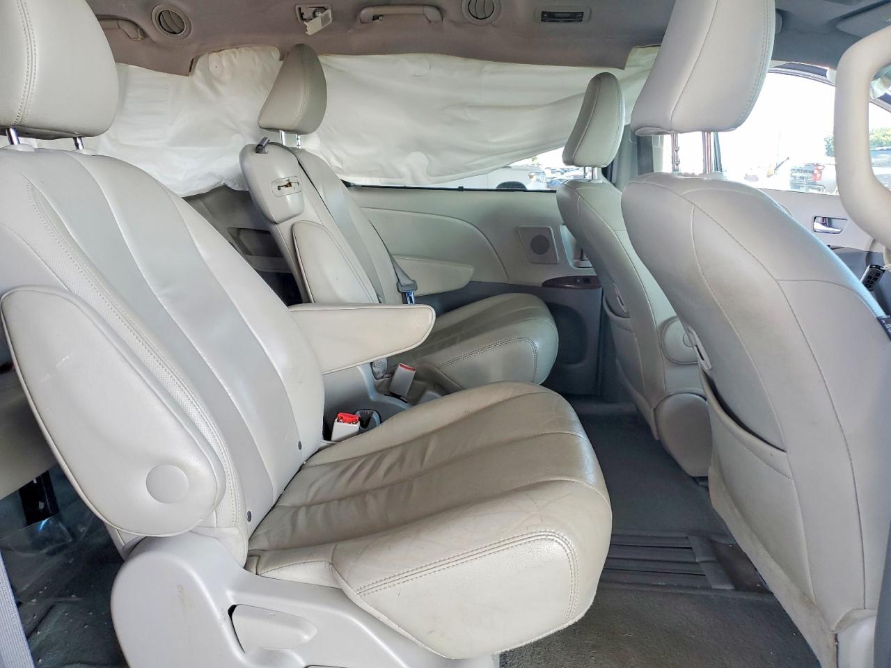 2012 Toyota Sienna Xle 8-passenger Silver vin: 5TDYK3DCXCS260801