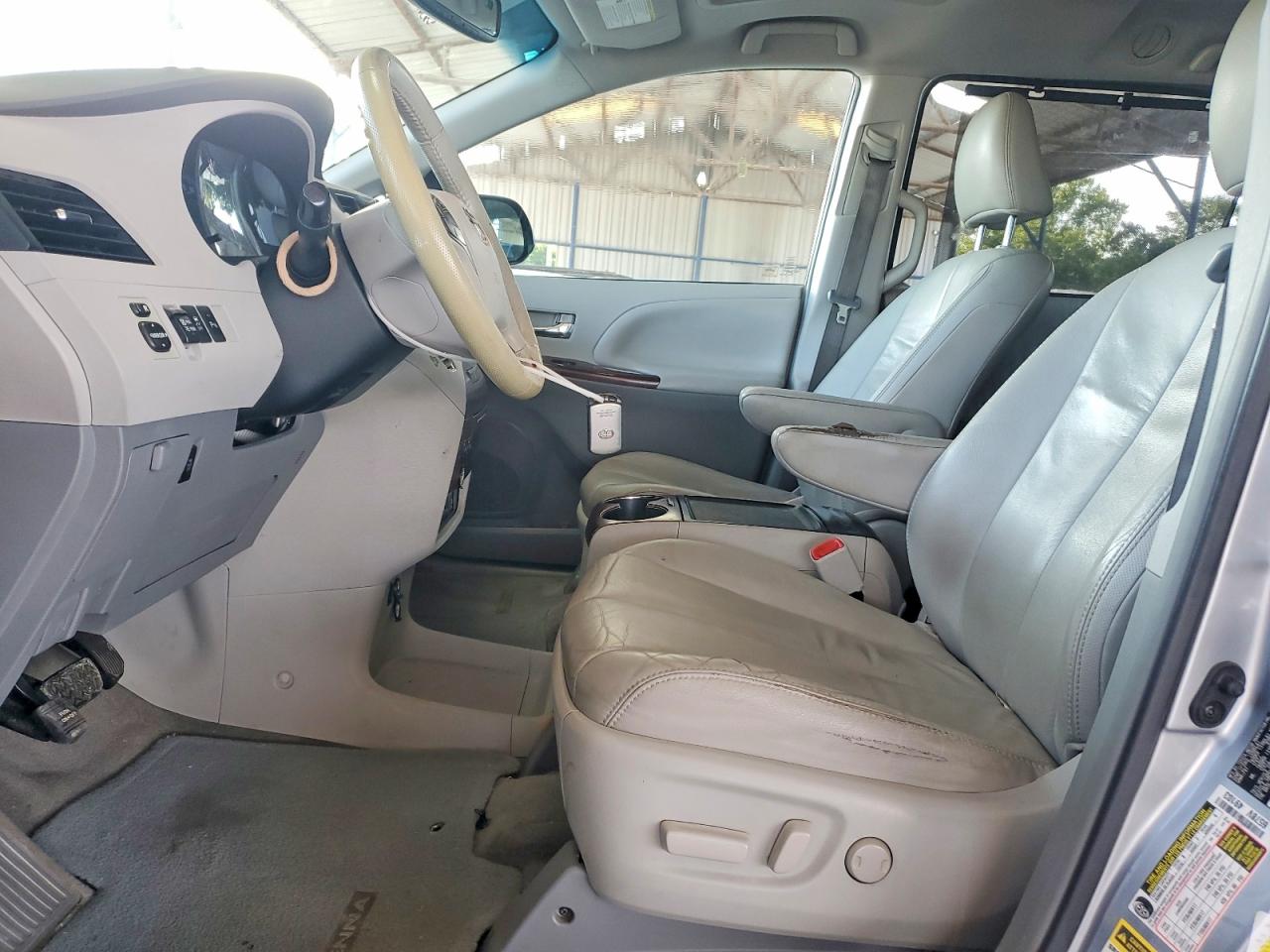 2012 Toyota Sienna Xle 8-passenger Silver vin: 5TDYK3DCXCS260801