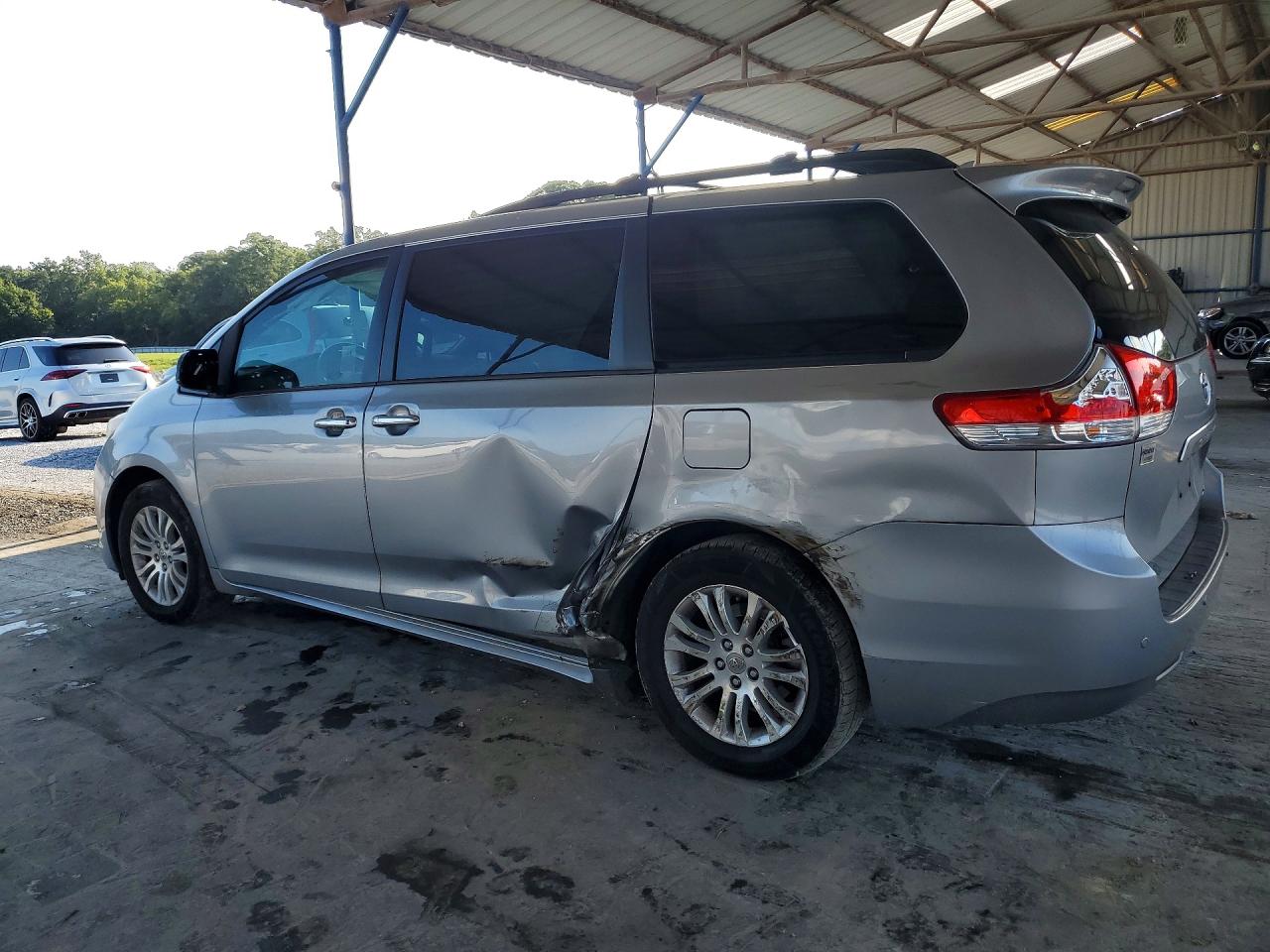 2012 Toyota Sienna Xle 8-passenger Silver vin: 5TDYK3DCXCS260801