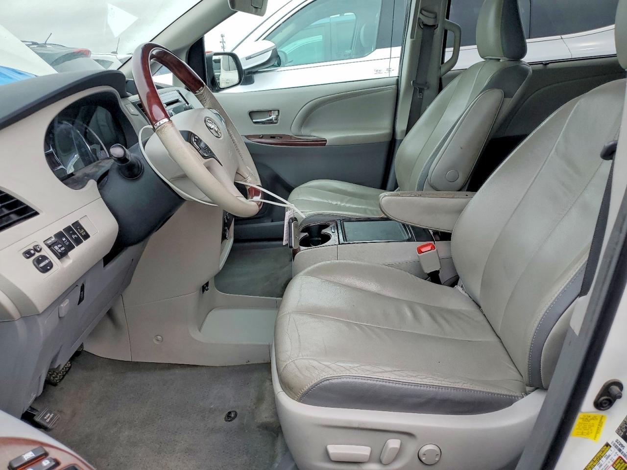 2013 Toyota Seinna White vin: 5TDYK3DCXDS283853