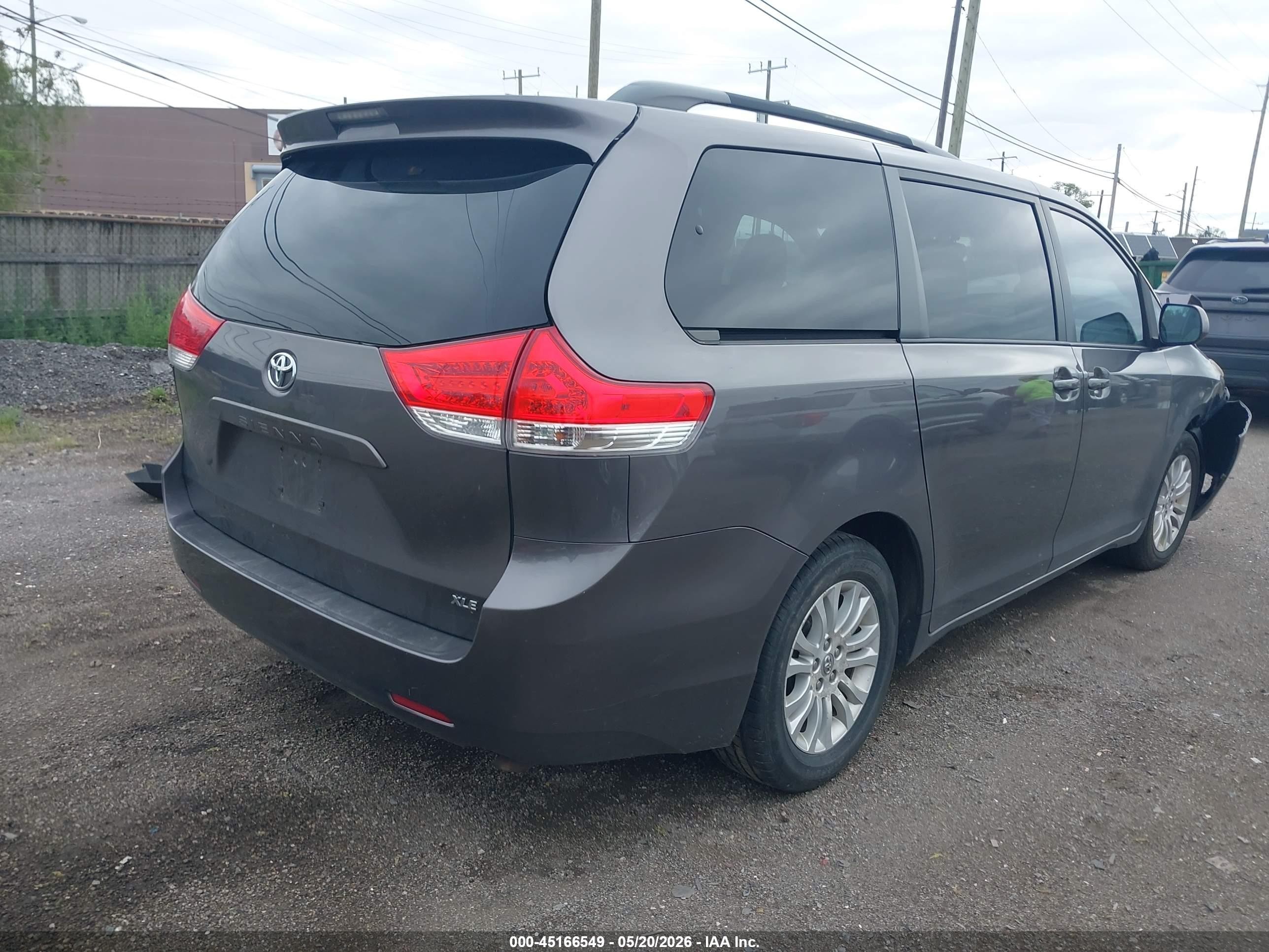 2013 Toyota Sienna Xle V6 8 Passenger Gray vin: 5TDYK3DCXDS288597