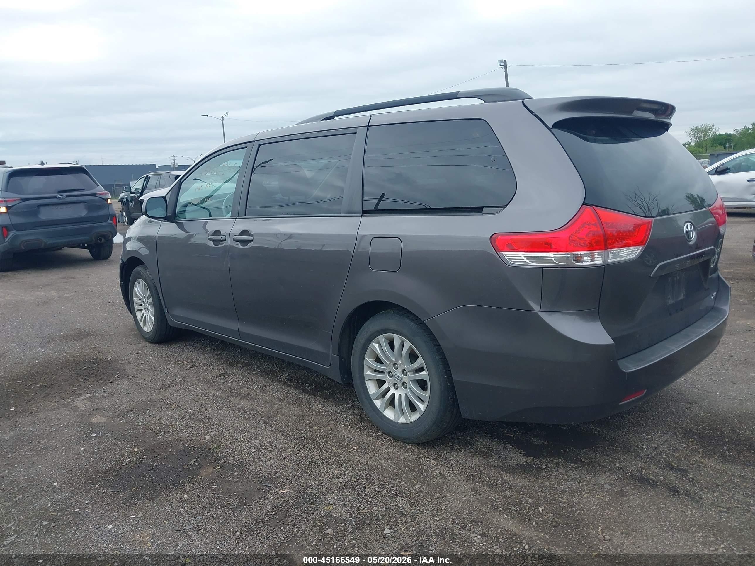2013 Toyota Sienna Xle V6 8 Passenger Gray vin: 5TDYK3DCXDS288597