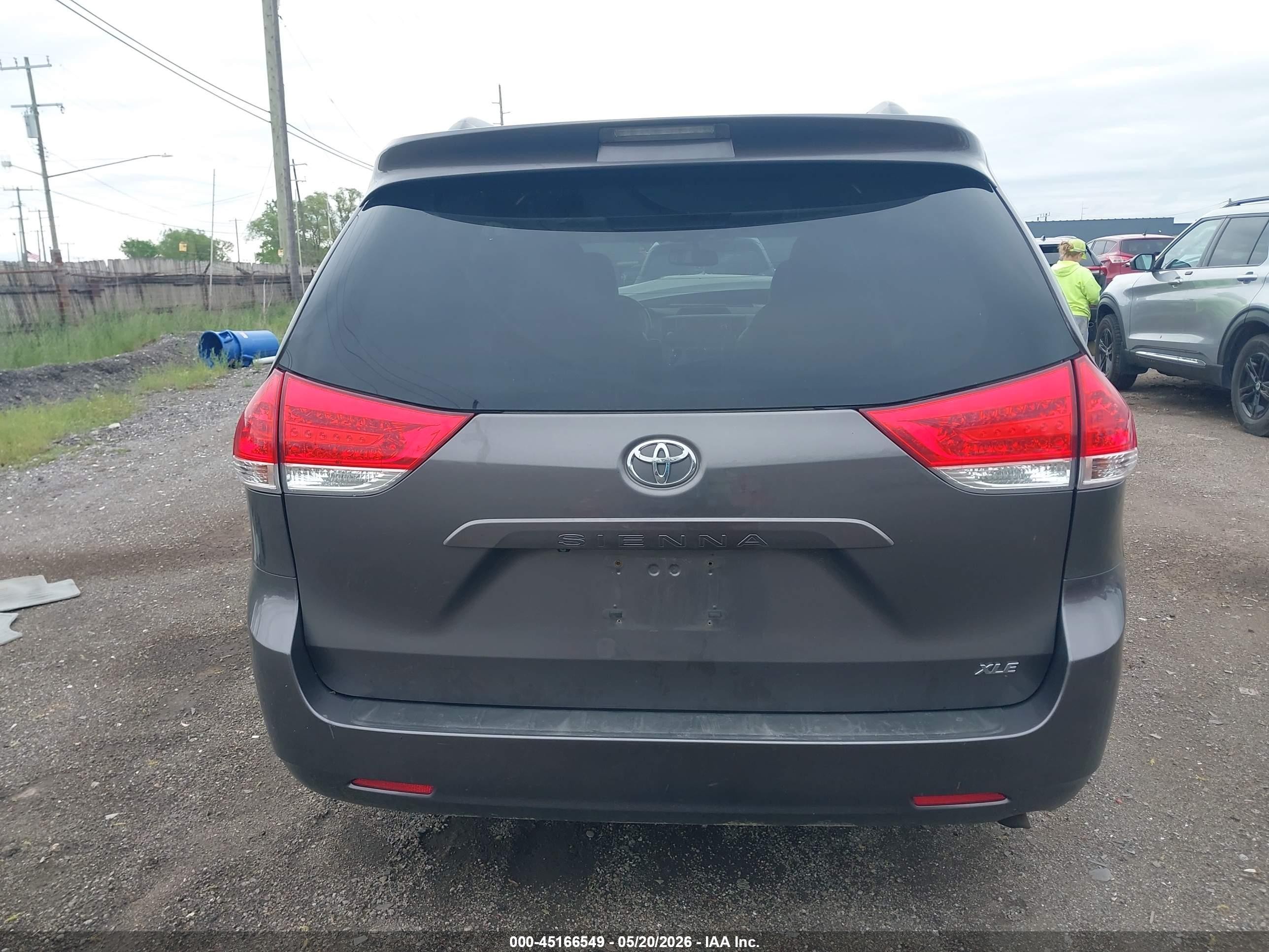 2013 Toyota Sienna Xle V6 8 Passenger Gray vin: 5TDYK3DCXDS288597