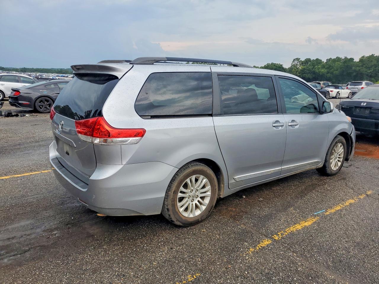 2013 Toyota Sienna Xle 8-passenger Silver vin: 5TDYK3DCXDS305365