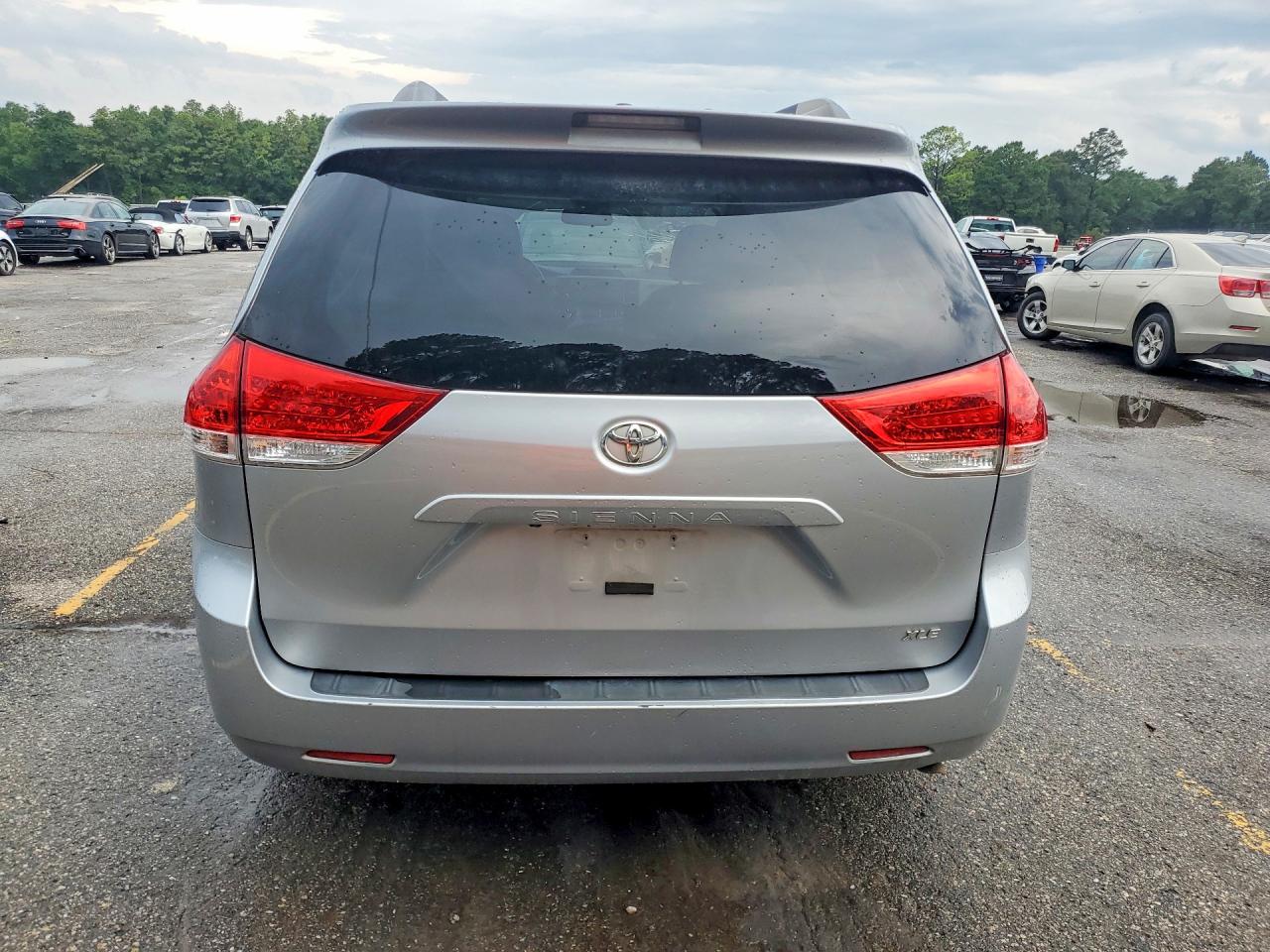 2013 Toyota Sienna Xle 8-passenger Silver vin: 5TDYK3DCXDS305365