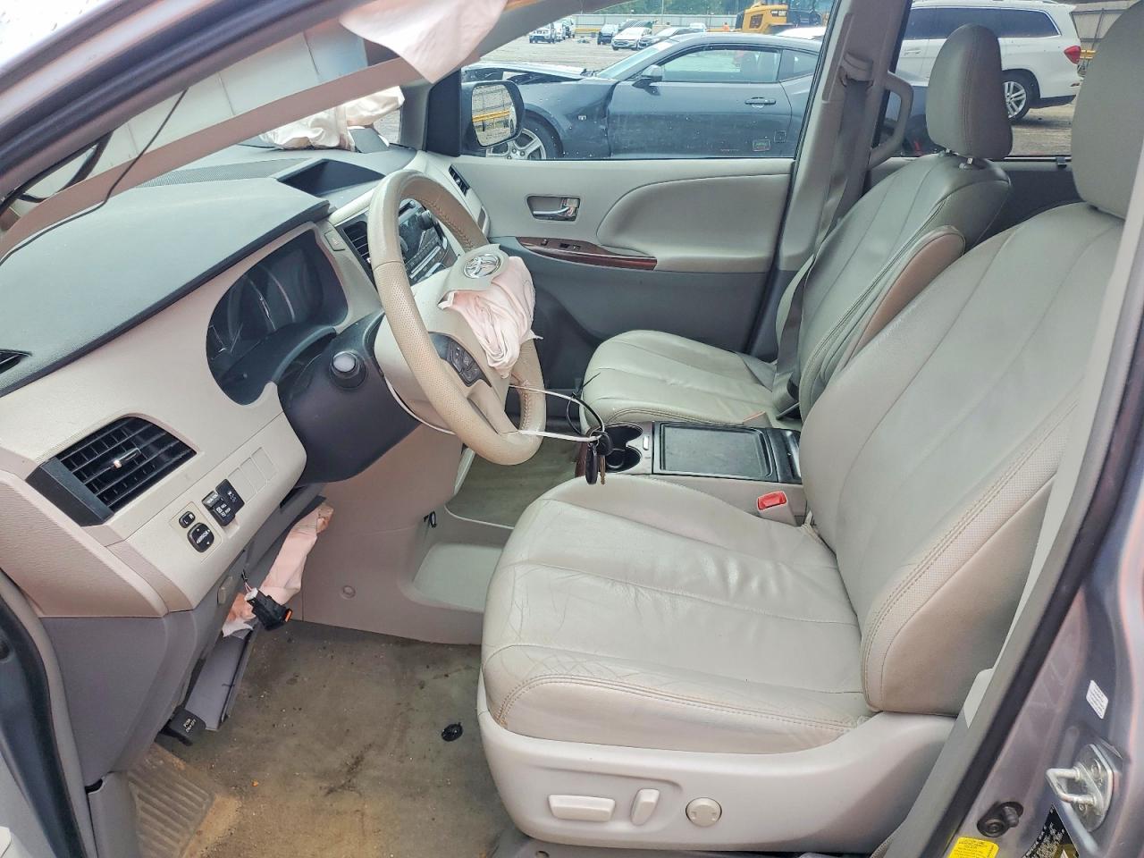 2013 Toyota Sienna Xle 8-passenger Silver vin: 5TDYK3DCXDS305365
