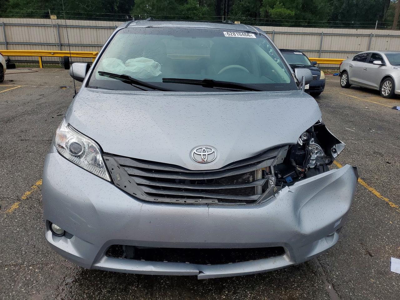 2013 Toyota Sienna Xle 8-passenger Silver vin: 5TDYK3DCXDS305365