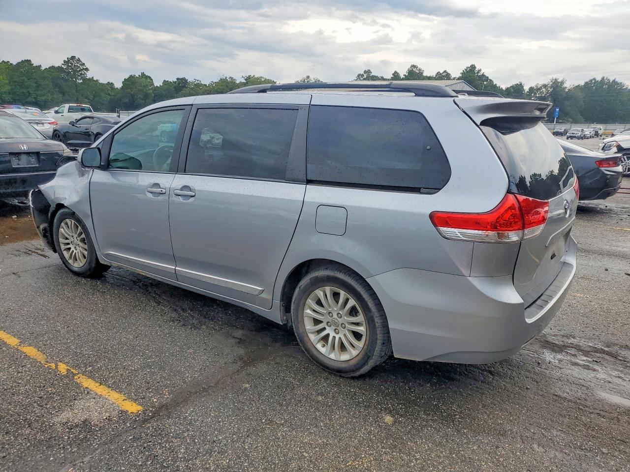 2013 Toyota Sienna Xle 8-passenger Silver vin: 5TDYK3DCXDS305365