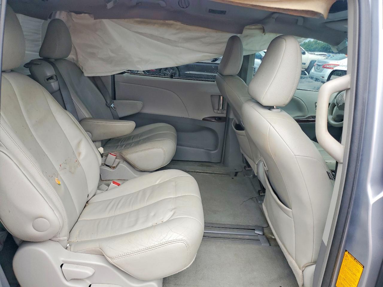 2013 Toyota Sienna Xle 8-passenger Silver vin: 5TDYK3DCXDS305365