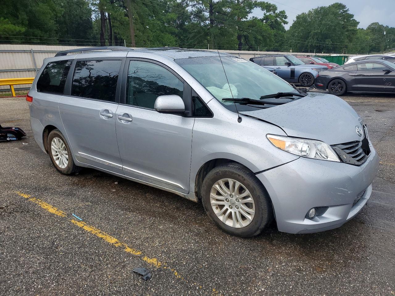 2013 Toyota Sienna Xle 8-passenger Silver vin: 5TDYK3DCXDS305365