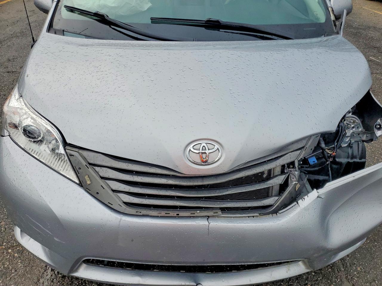2013 Toyota Sienna Xle 8-passenger Silver vin: 5TDYK3DCXDS305365