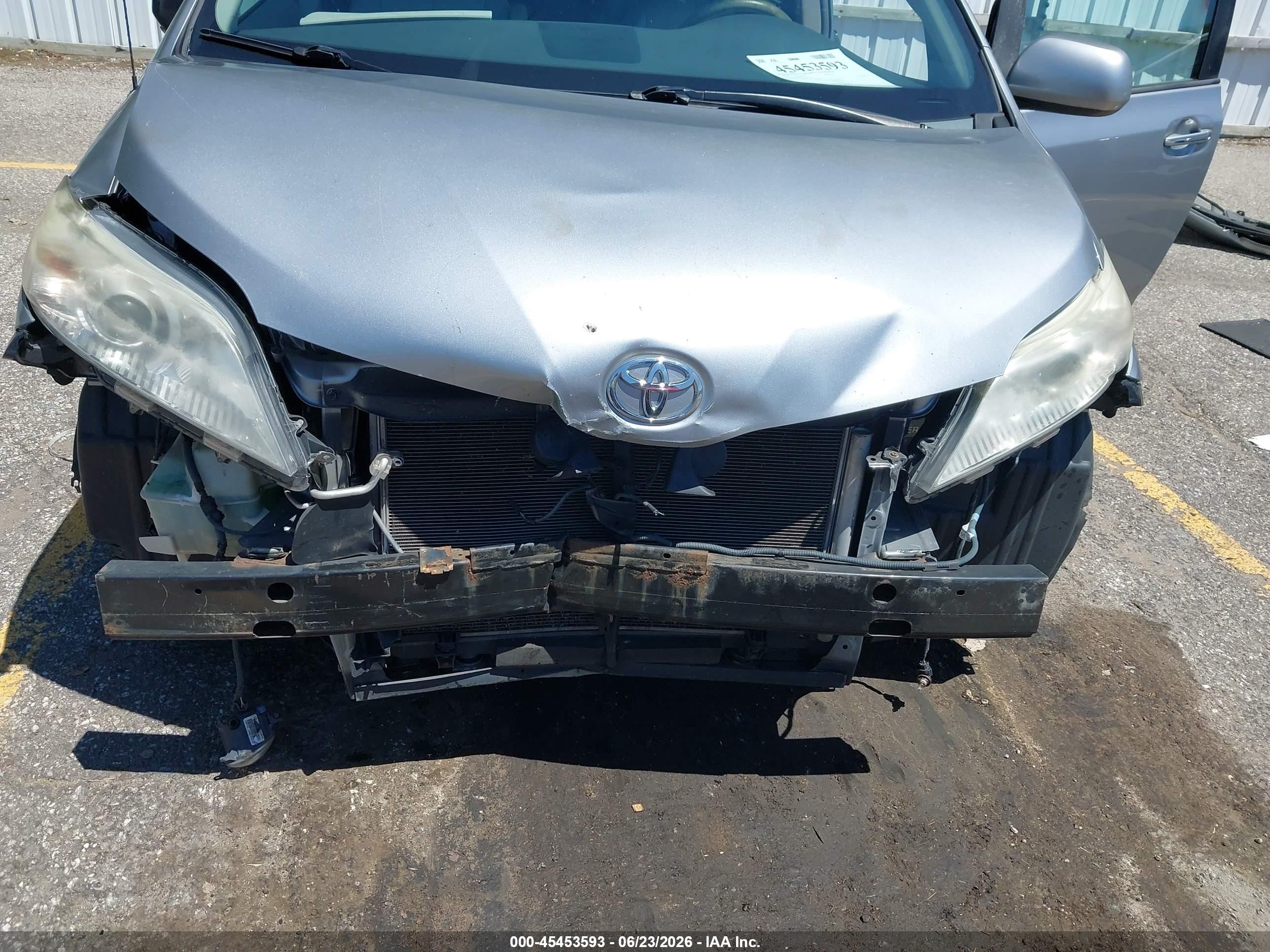 2013 Toyota Sienna Xle V6 8 Passenger Серебряный vin: 5TDYK3DCXDS335112