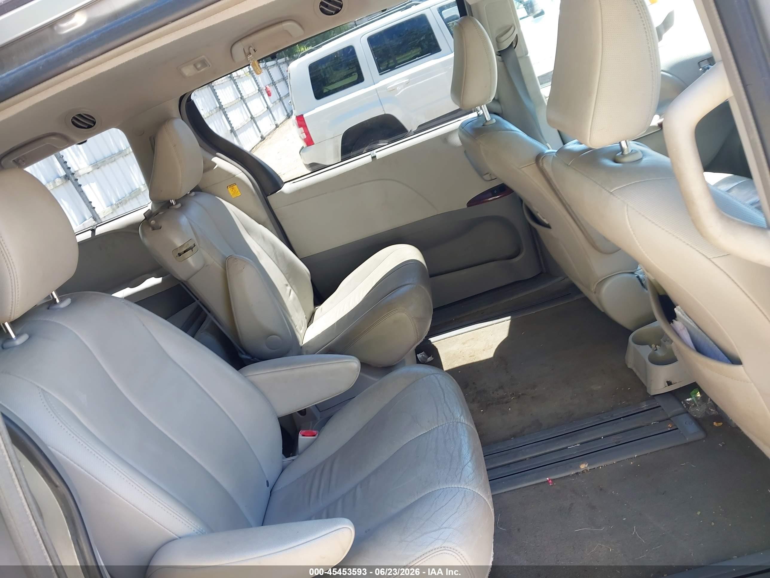2013 Toyota Sienna Xle V6 8 Passenger Серебряный vin: 5TDYK3DCXDS335112