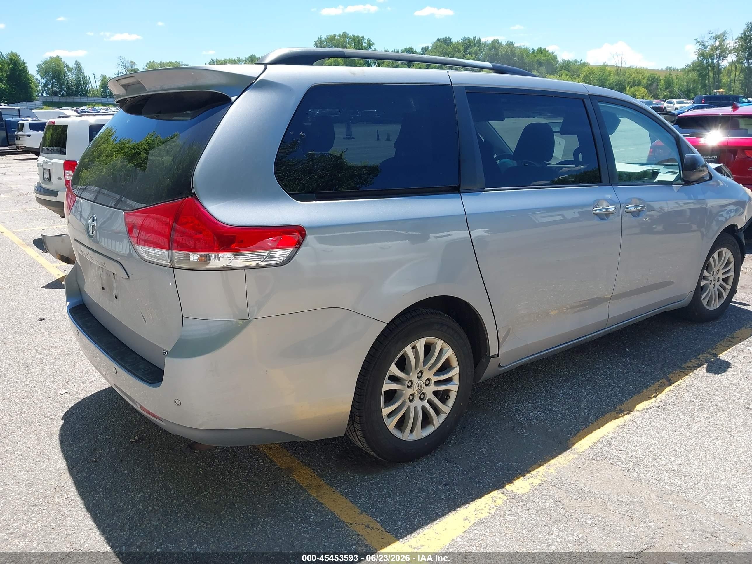 2013 Toyota Sienna Xle V6 8 Passenger Серебряный vin: 5TDYK3DCXDS335112