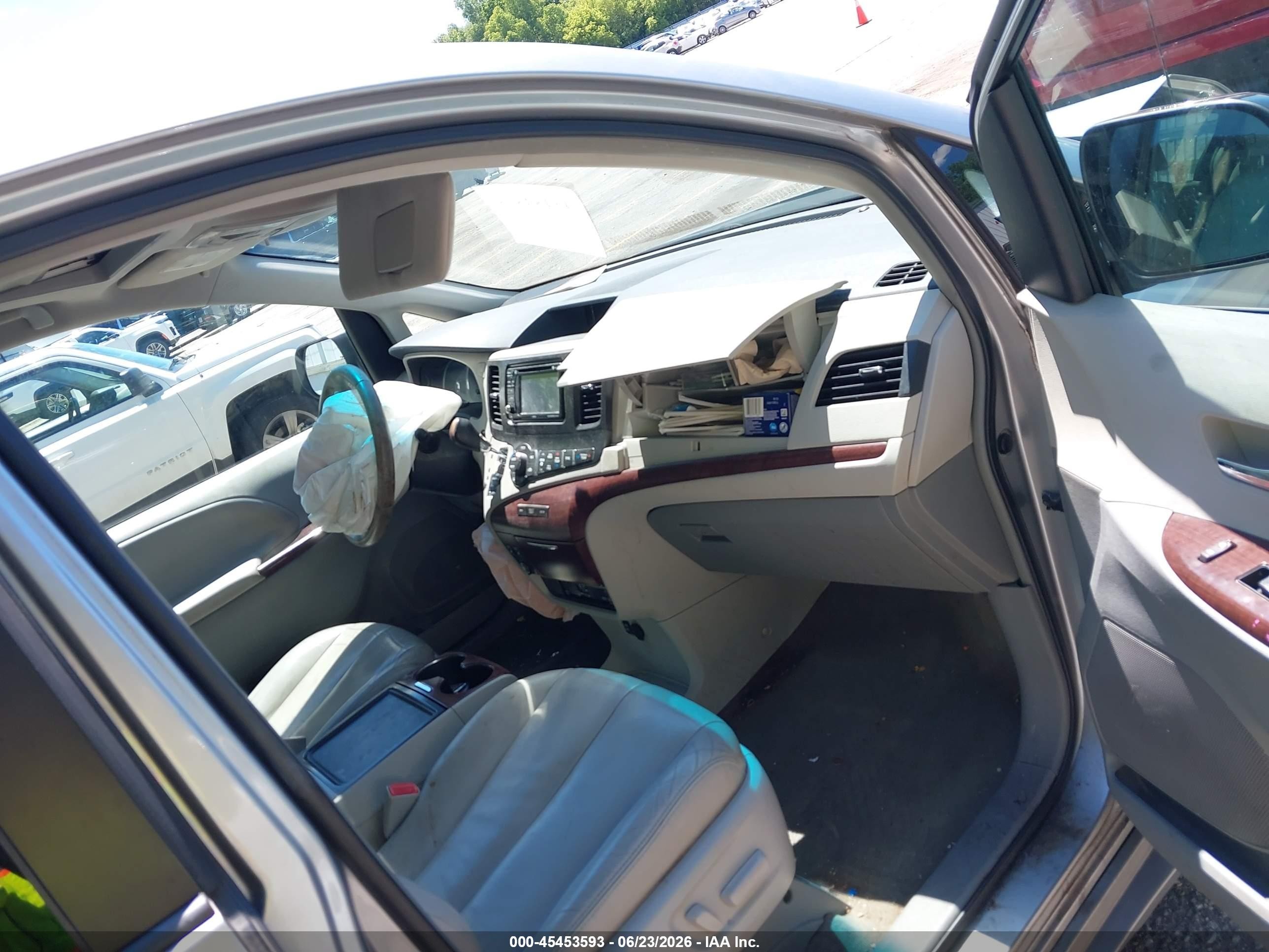 2013 Toyota Sienna Xle V6 8 Passenger Серебряный vin: 5TDYK3DCXDS335112