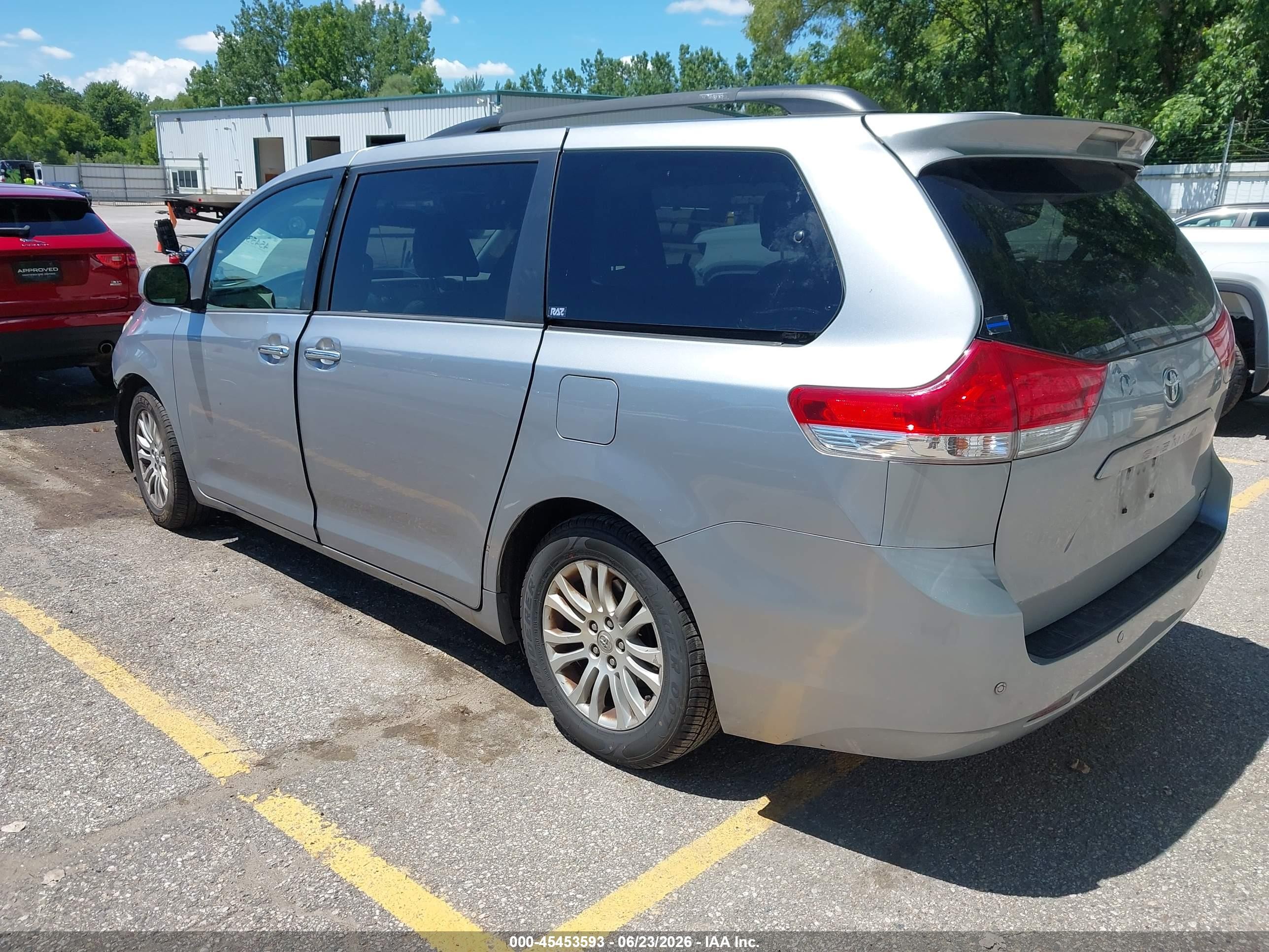 2013 Toyota Sienna Xle V6 8 Passenger Серебряный vin: 5TDYK3DCXDS335112