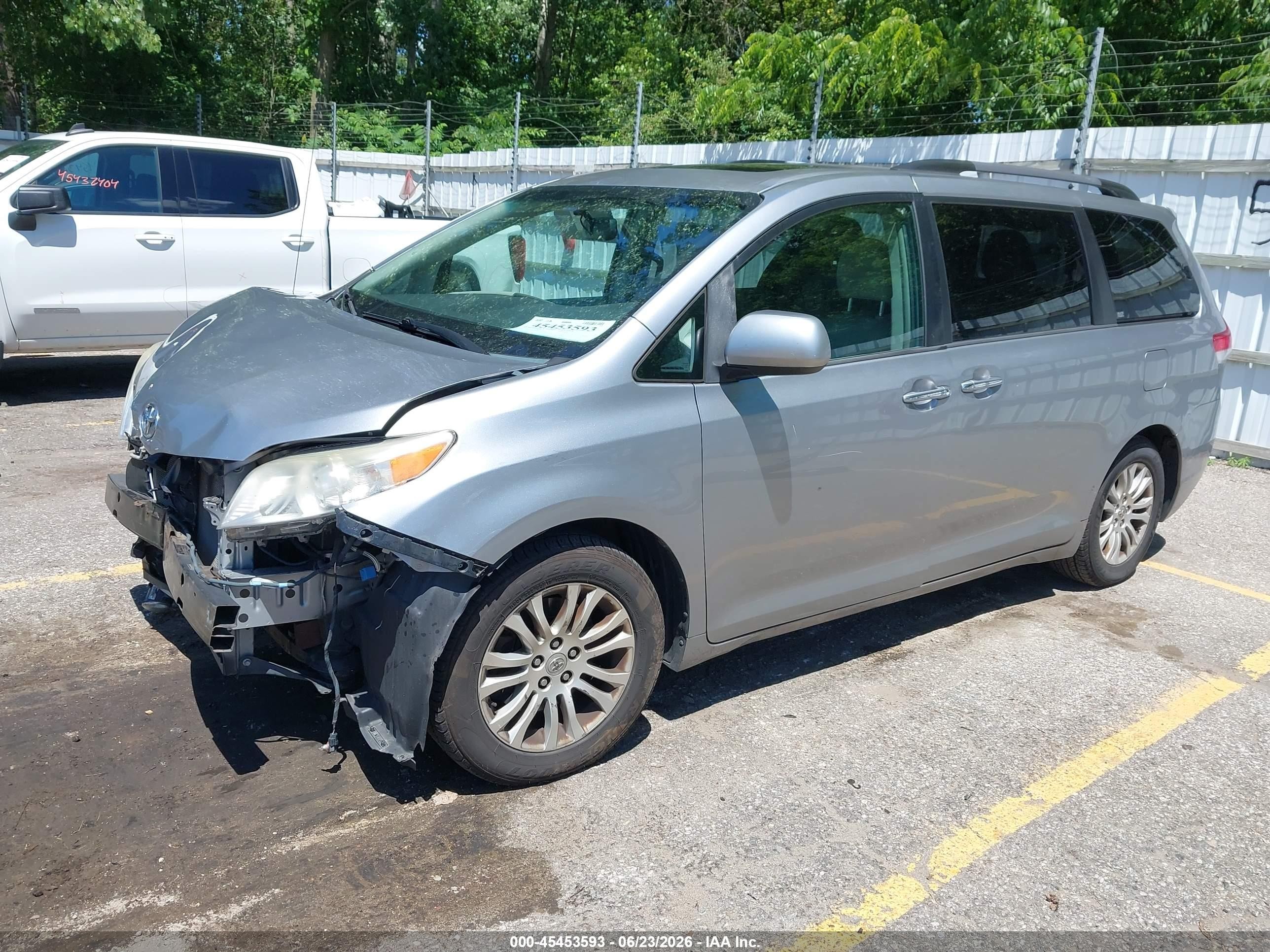 2013 Toyota Sienna Xle V6 8 Passenger Серебряный vin: 5TDYK3DCXDS335112