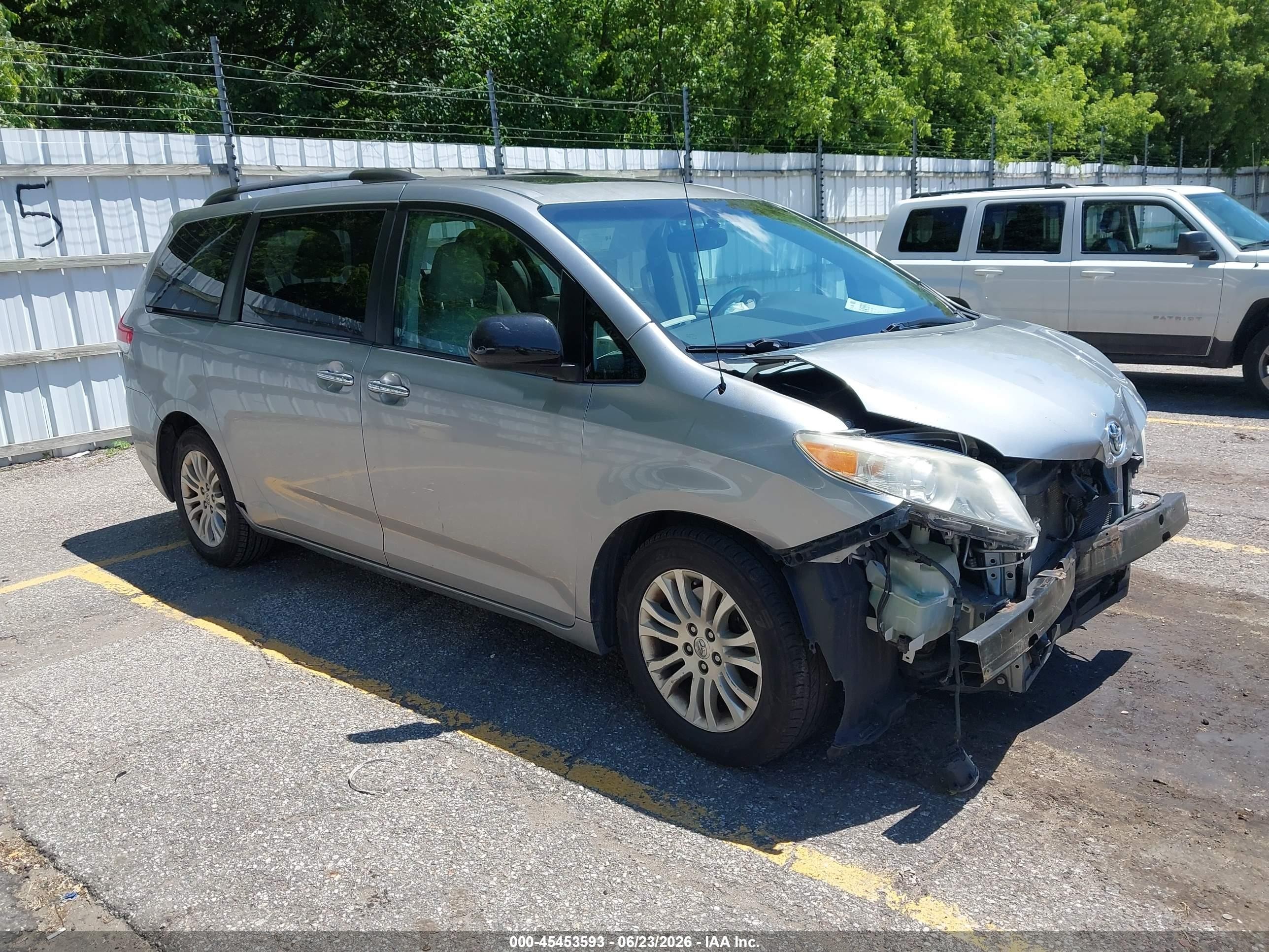 2013 Toyota Sienna Xle V6 8 Passenger Серебряный vin: 5TDYK3DCXDS335112