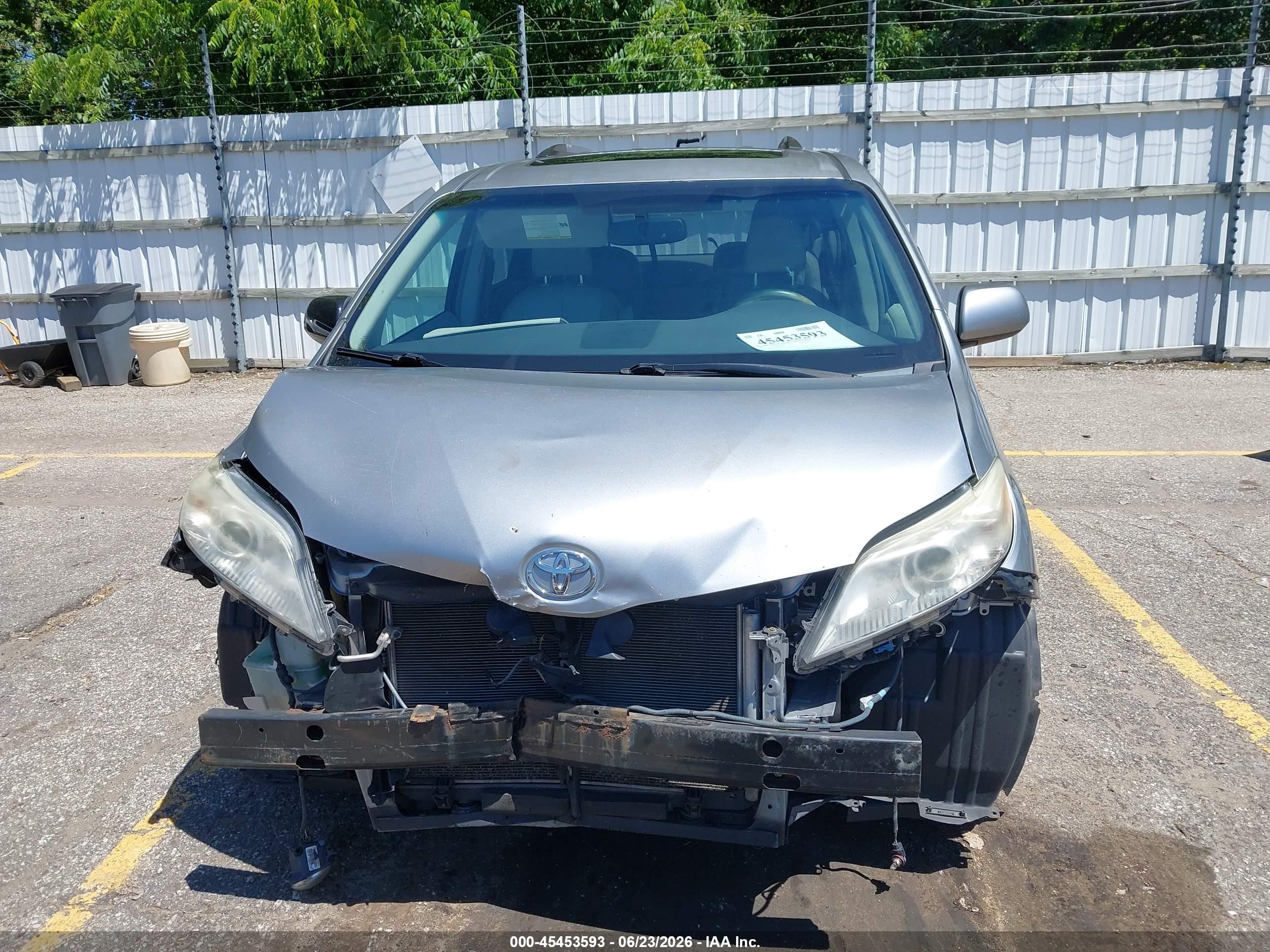 2013 Toyota Sienna Xle V6 8 Passenger Серебряный vin: 5TDYK3DCXDS335112