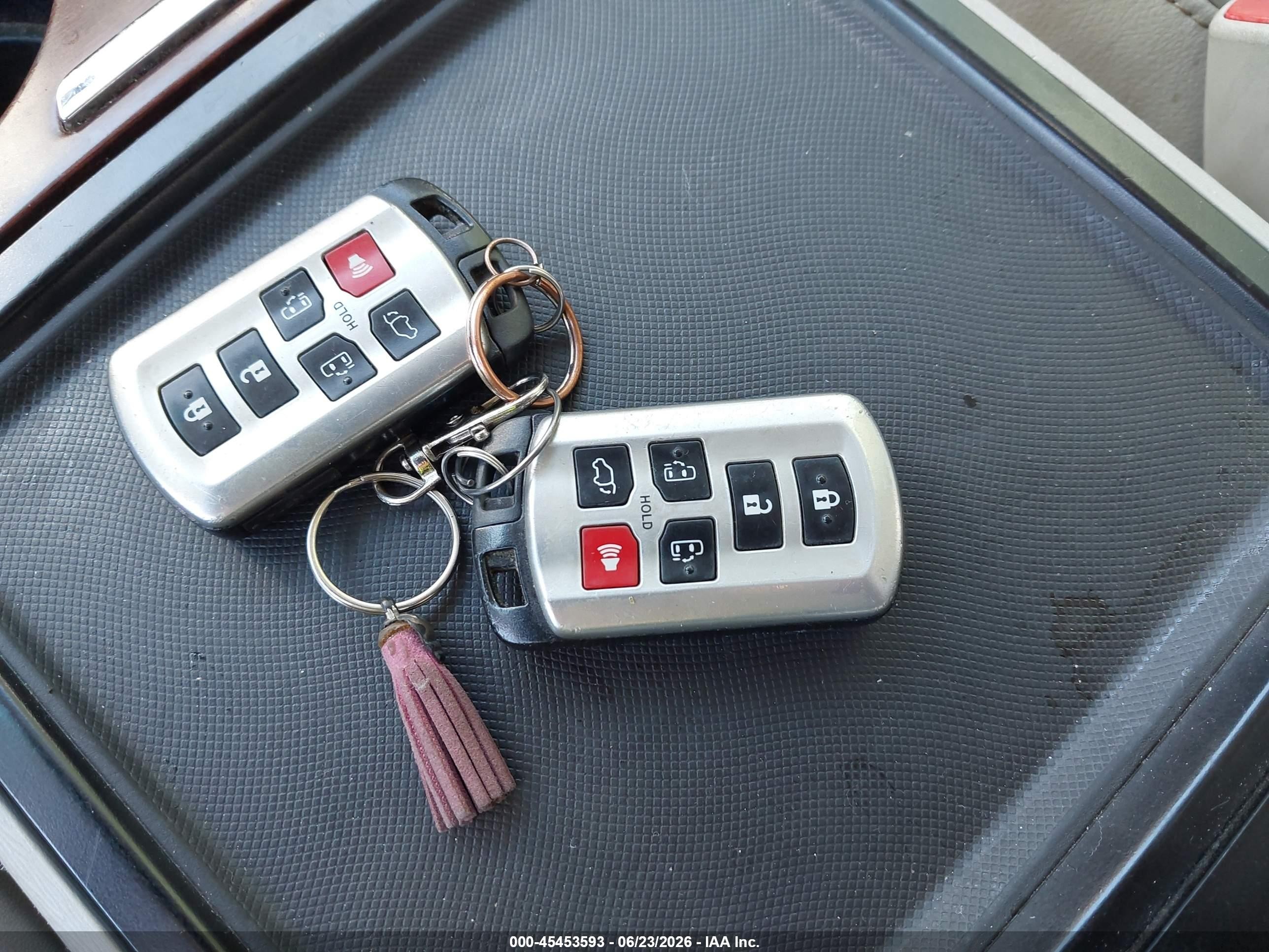 2013 Toyota Sienna Xle V6 8 Passenger Серебряный vin: 5TDYK3DCXDS335112